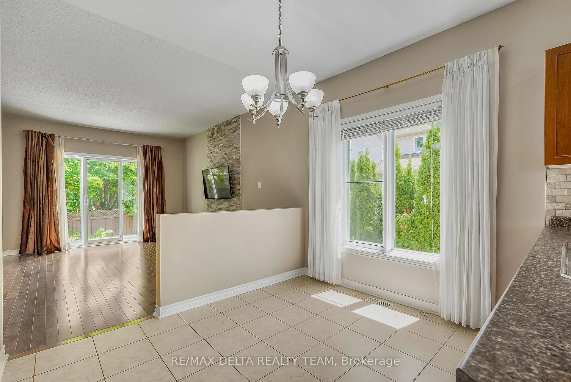 Photo 15 of 979 Como Crescent, Ottawa, Fallingbrook/Pineridge — HOMEH