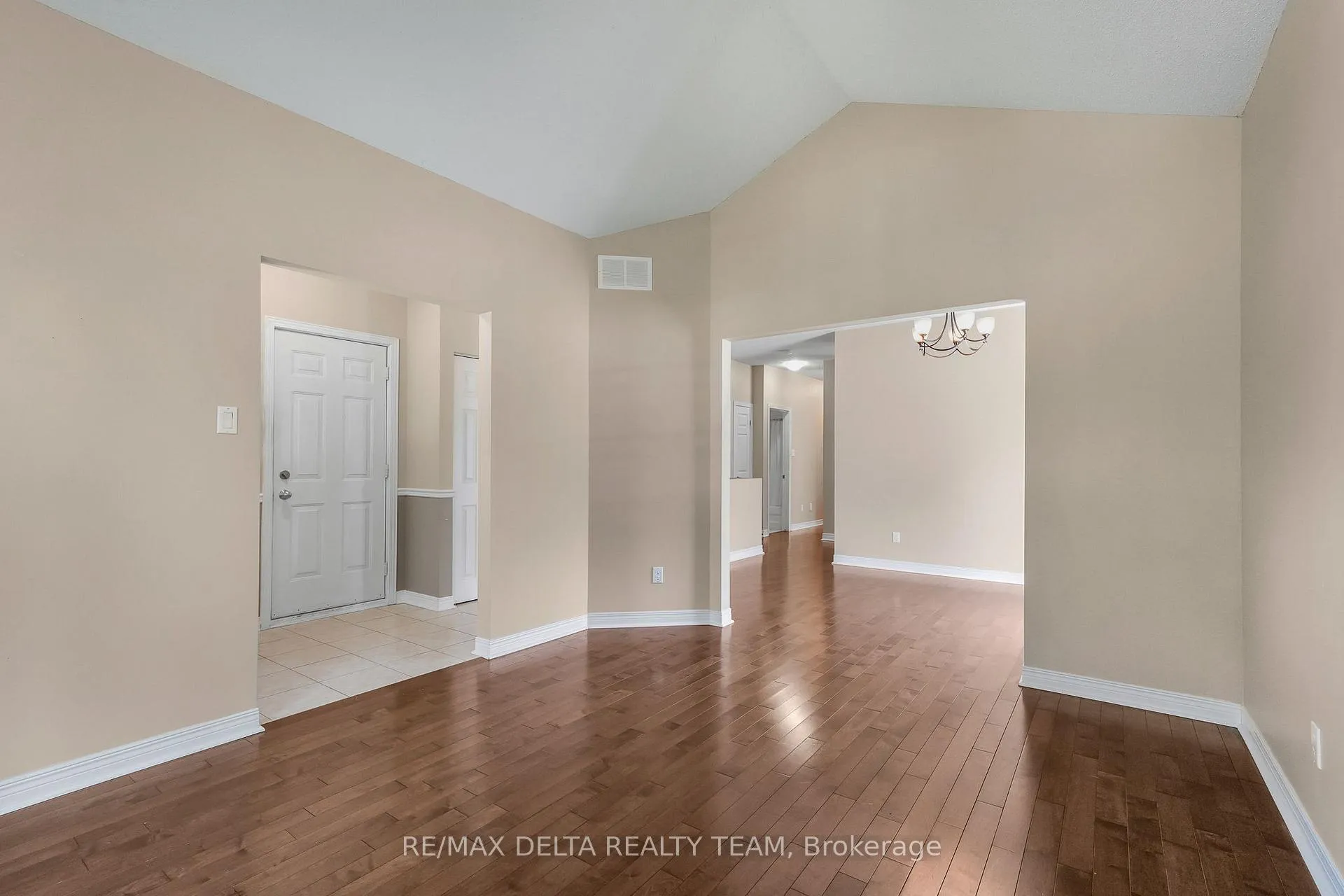 Photo 17 of 979 Como Crescent, Ottawa, Fallingbrook/Pineridge — HOMEH