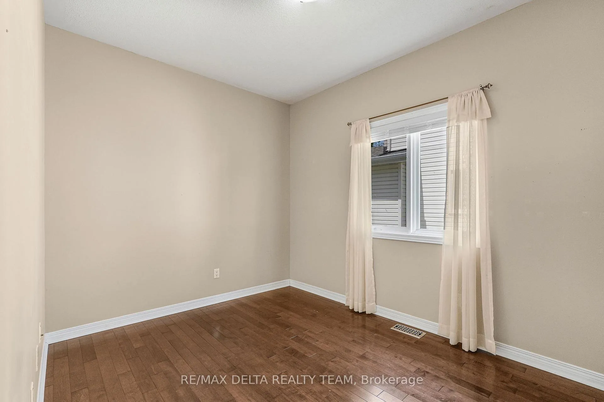 Photo 19 of 979 Como Crescent, Ottawa, Fallingbrook/Pineridge — HOMEH