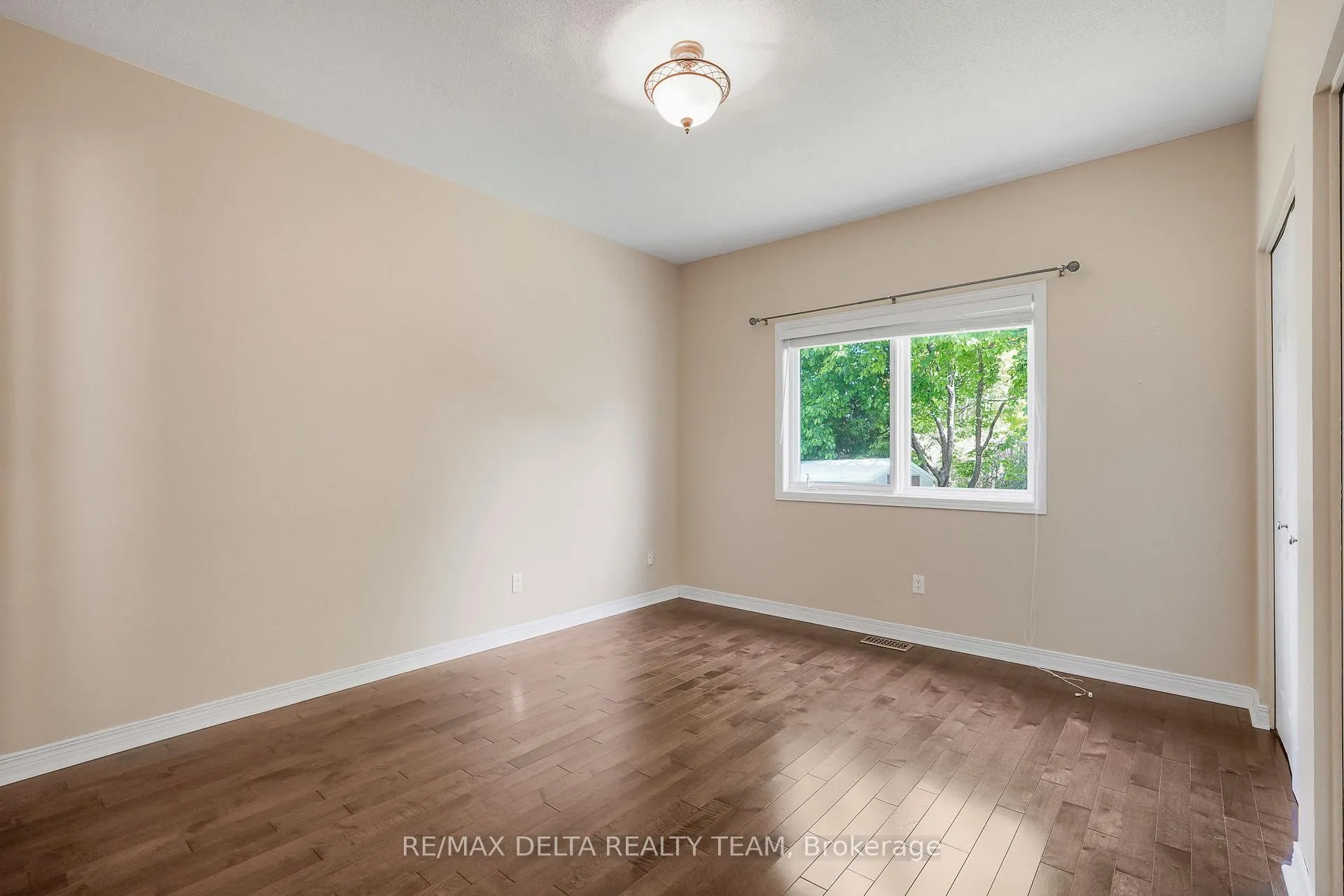 Photo 22 of 979 Como Crescent, Ottawa, Fallingbrook/Pineridge — HOMEH