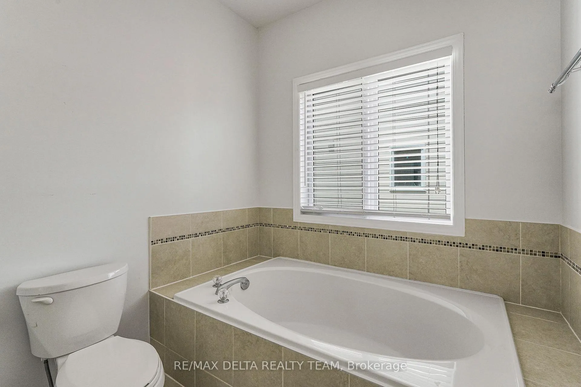 Photo 23 of 979 Como Crescent, Ottawa, Fallingbrook/Pineridge — HOMEH