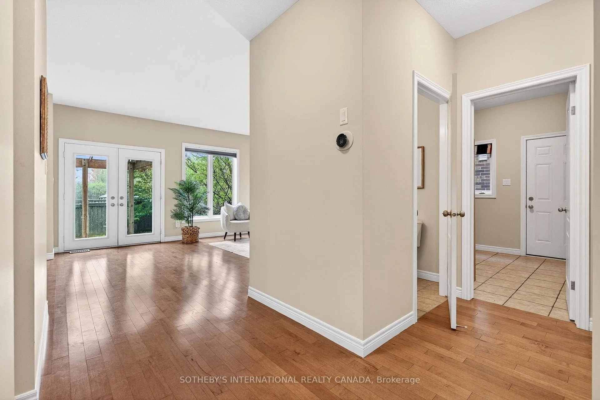 Photo 4 of 40 Maplevale Drive, Hamilton, Ancaster — HOMEH