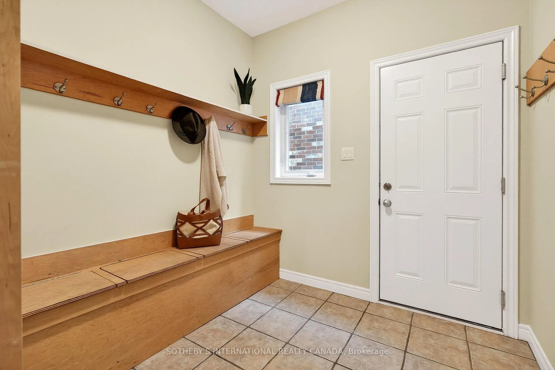 Photo 16 of 40 Maplevale Drive, Hamilton, Ancaster — HOMEH