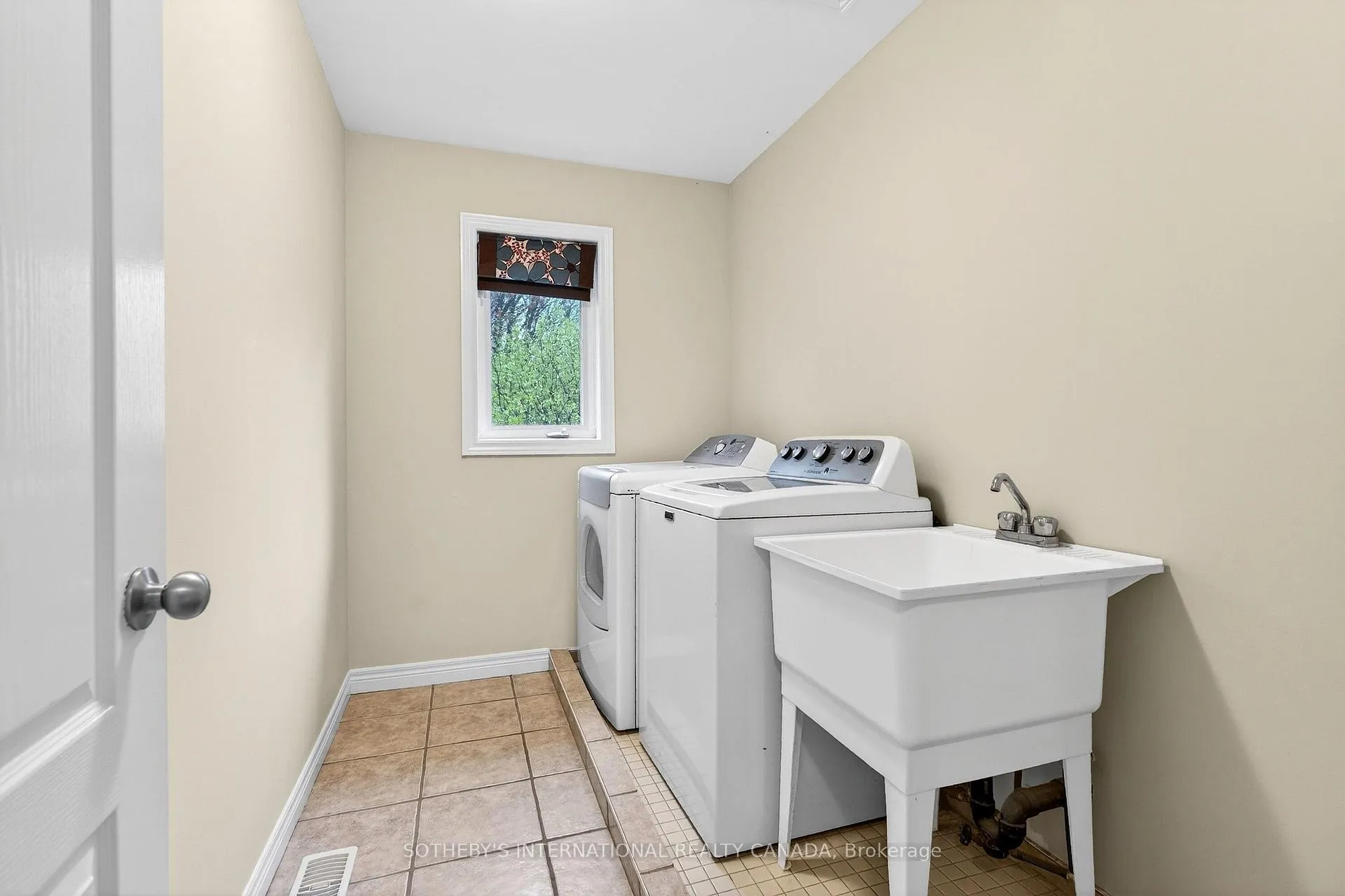 Photo 21 of 40 Maplevale Drive, Hamilton, Ancaster — HOMEH