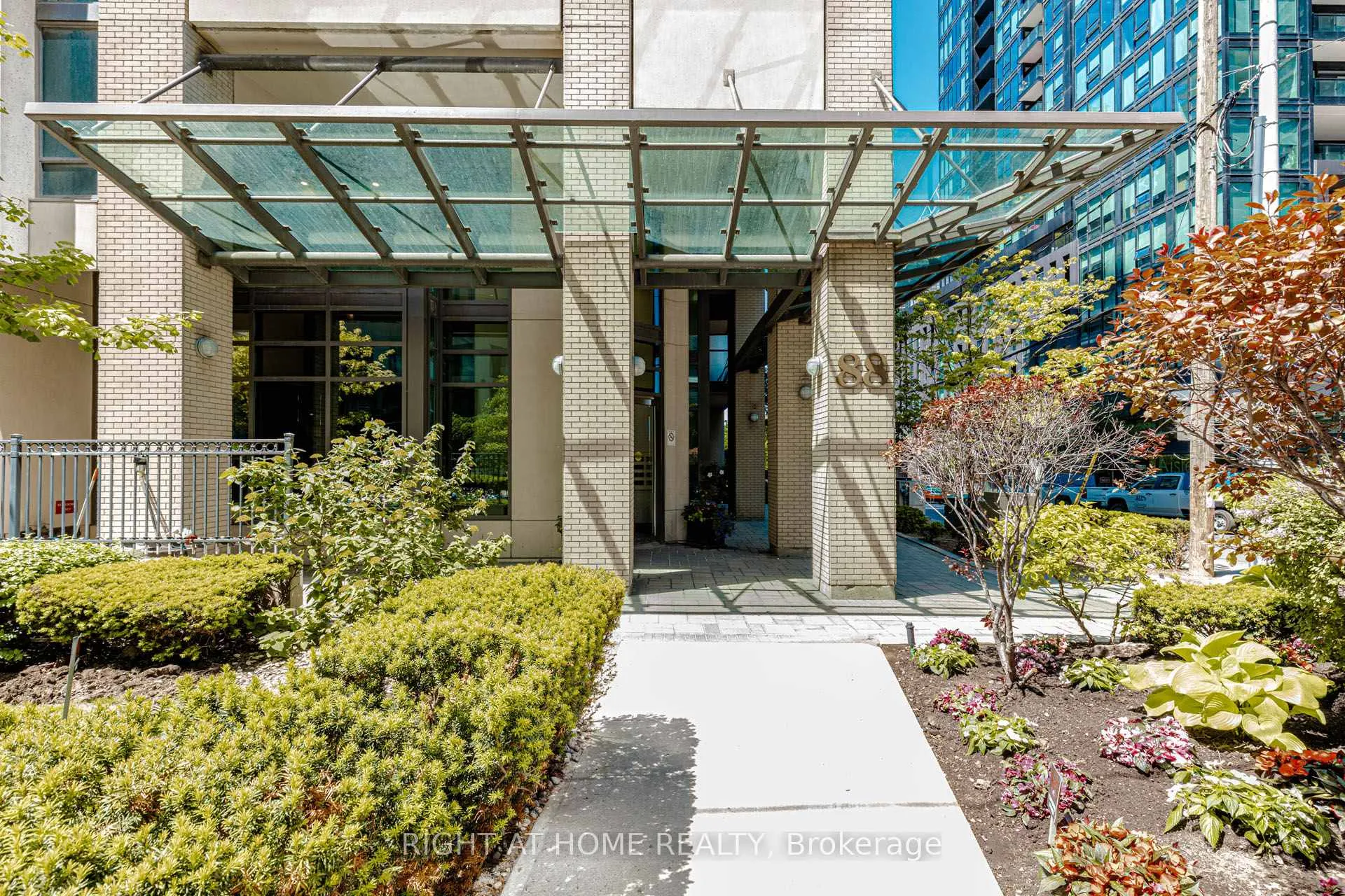 Photo 2 of Unit 1605, 88 Broadway Avenue E, Toronto, Mount Pleasant West — HOMEH