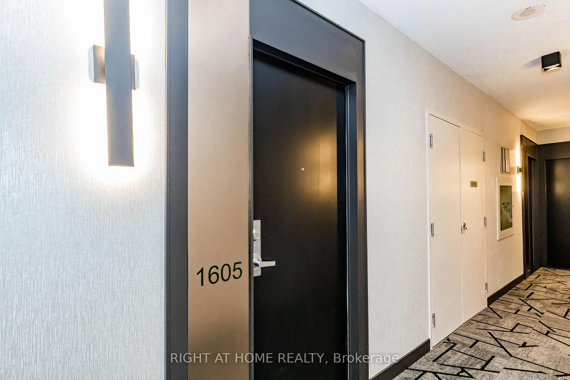 Photo 6 of Unit 1605, 88 Broadway Avenue E, Toronto, Mount Pleasant West — HOMEH
