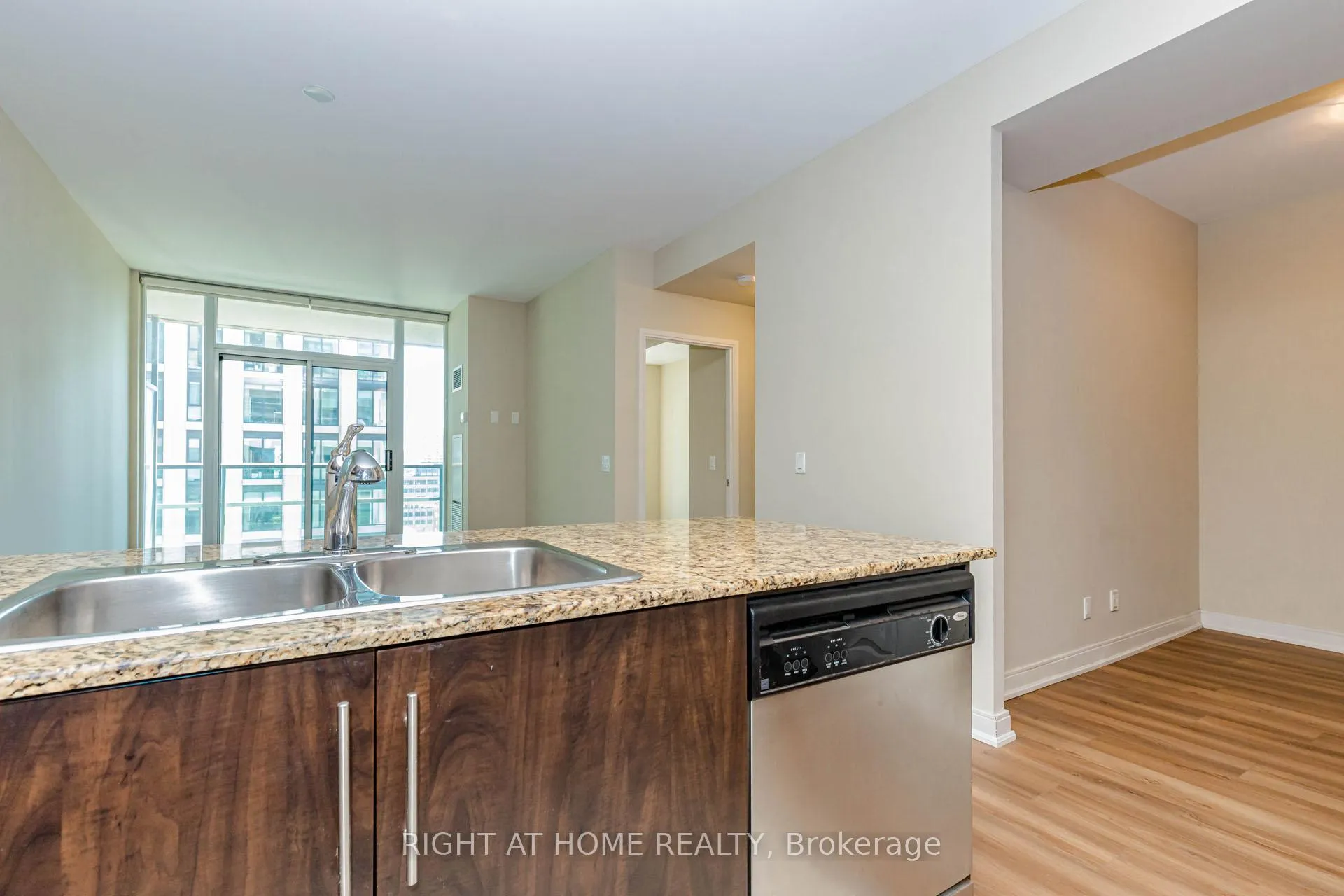 Photo 7 of Unit 1605, 88 Broadway Avenue E, Toronto, Mount Pleasant West — HOMEH