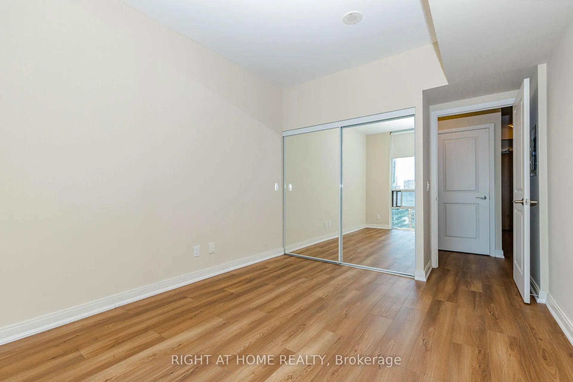 Photo 10 of Unit 1605, 88 Broadway Avenue E, Toronto, Mount Pleasant West — HOMEH