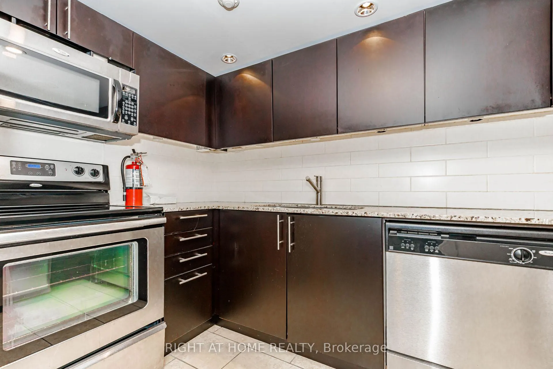 Photo 16 of Unit 1605, 88 Broadway Avenue E, Toronto, Mount Pleasant West — HOMEH