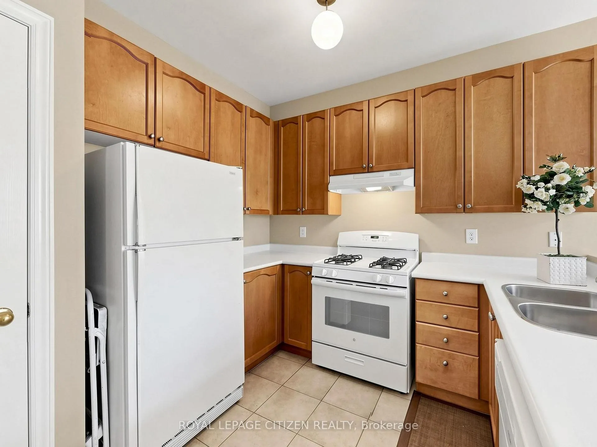 Photo 8 of Unit Upper, 23 Planter Crescent, Vaughan, Vellore Village — HOMEH