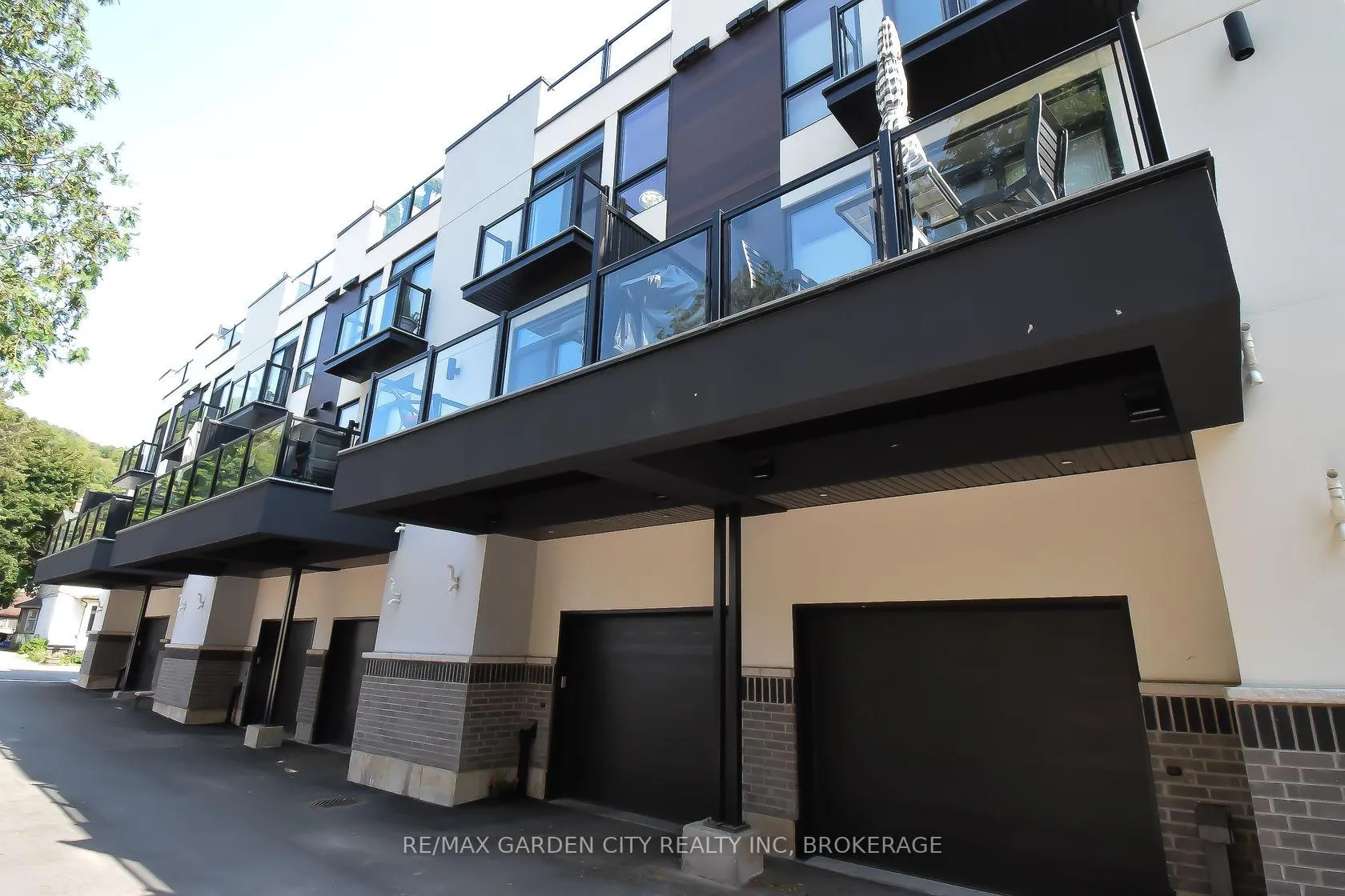 Photo 3 of Unit 5, 2 Brock Street S, Hamilton, Dundas — HOMEH