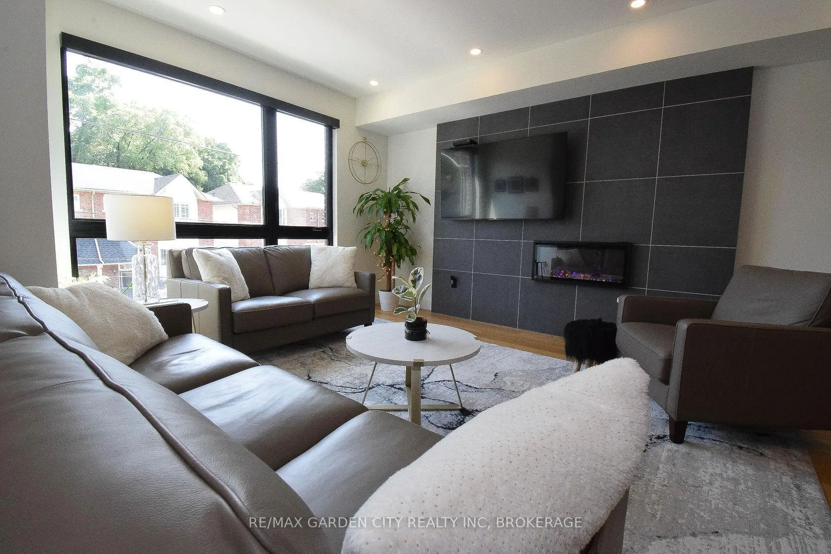 Photo 12 of Unit 5, 2 Brock Street S, Hamilton, Dundas — HOMEH