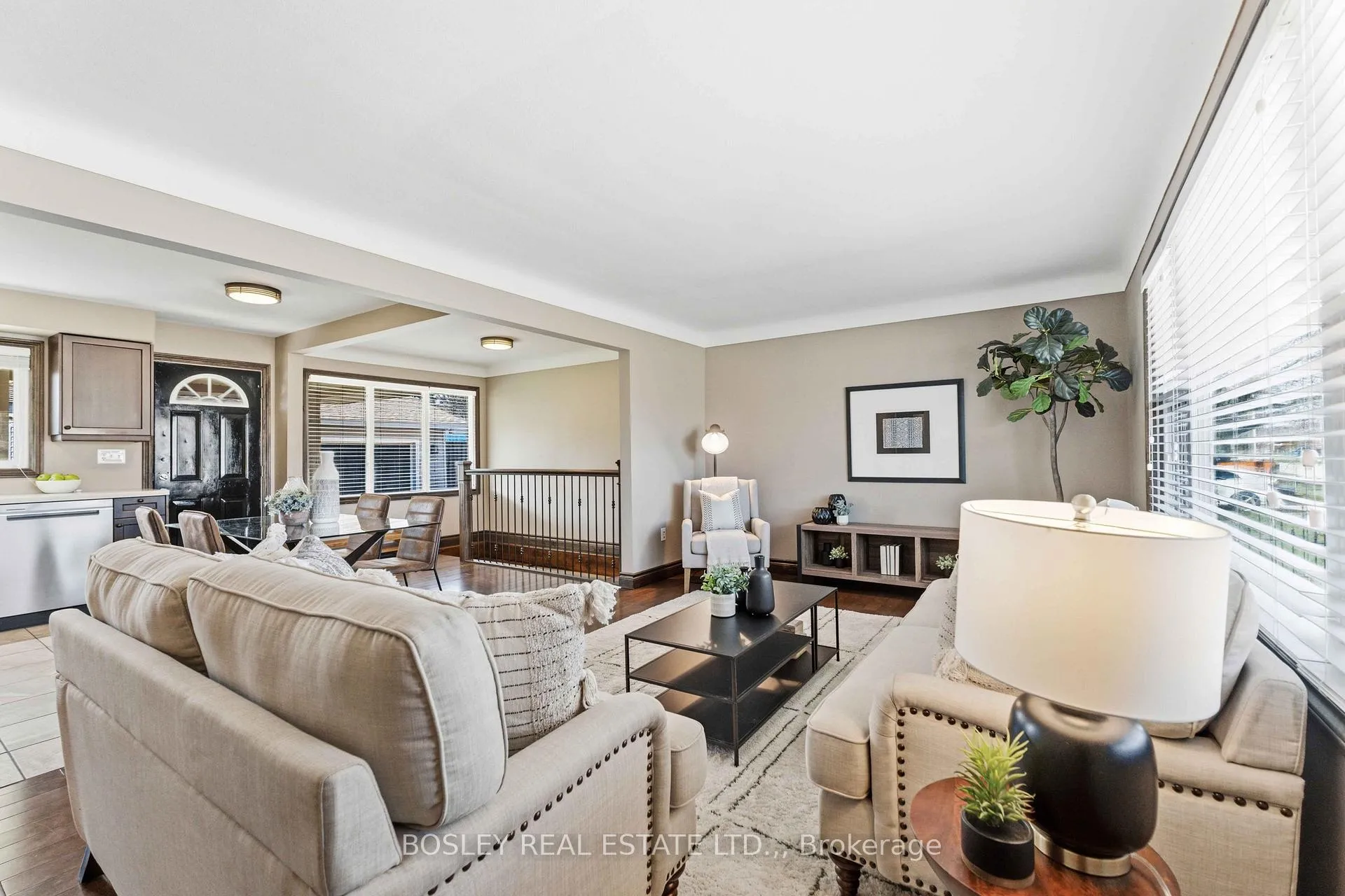 Photo 3 of 5009 Amelia Crescent, Niagara Falls, Cherrywood — HOMEH