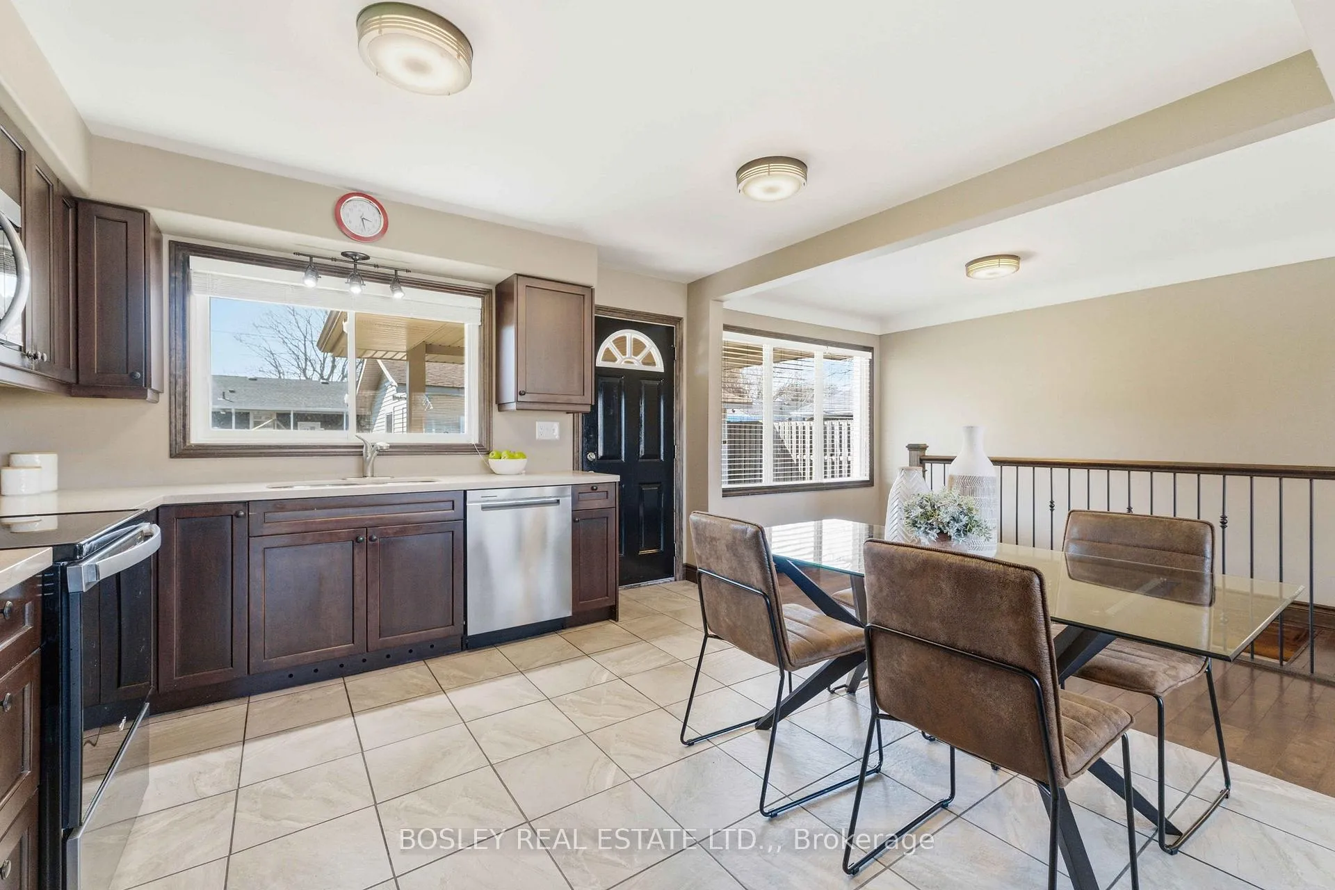 Photo 9 of 5009 Amelia Crescent, Niagara Falls, Cherrywood — HOMEH