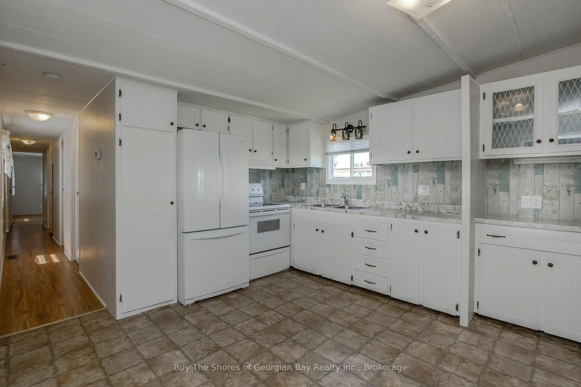 Photo 5 of 10 Maple Lane, Midland — HOMEH