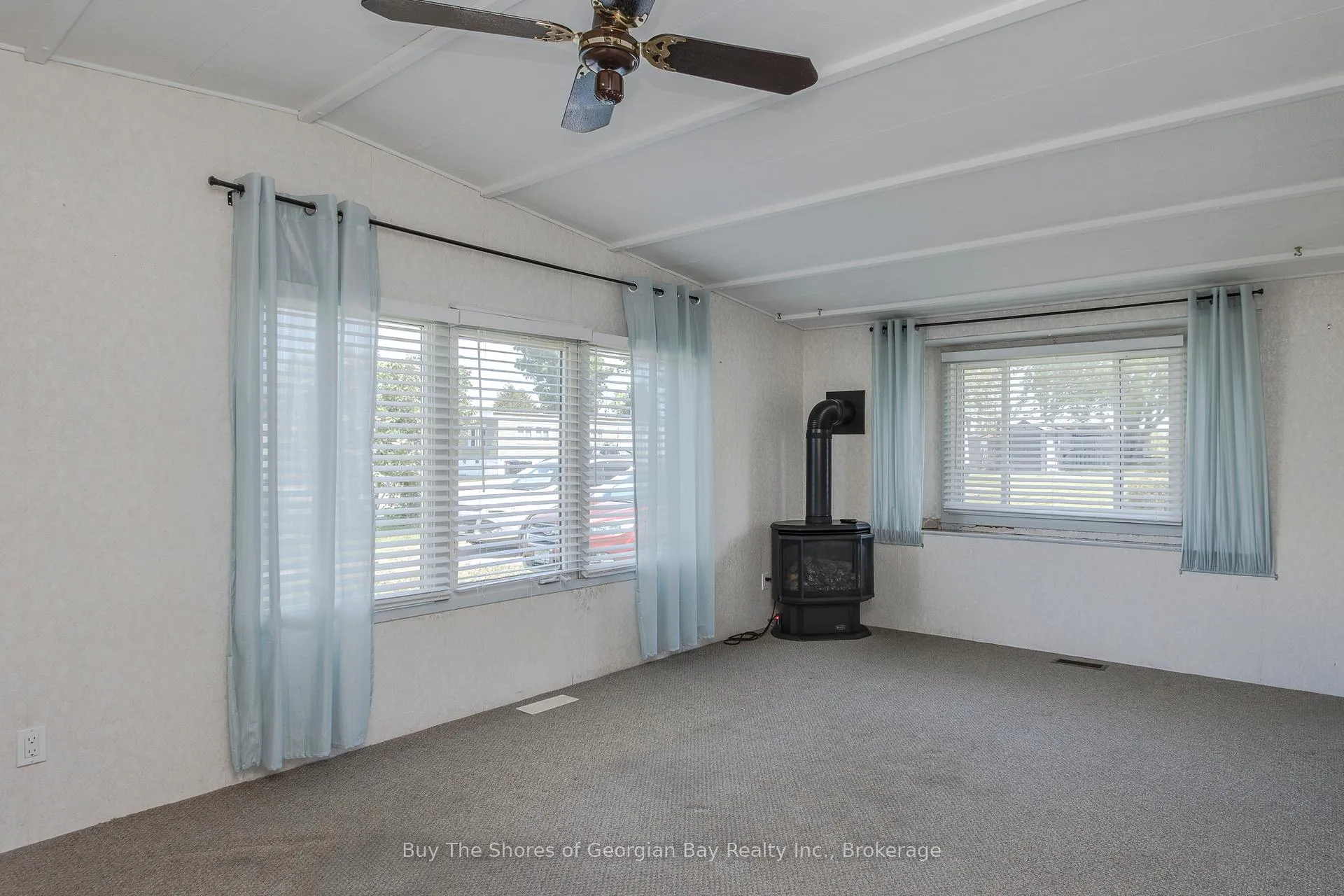 Photo 7 of 10 Maple Lane, Midland — HOMEH
