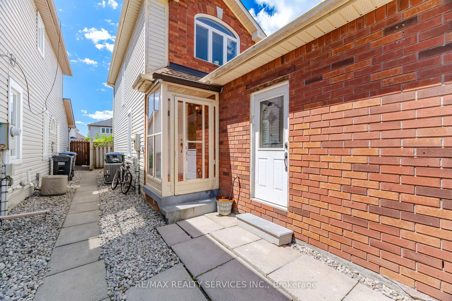 Photo 2 of 54 Yellow Brick Road, Brampton, Brampton North — HOMEH