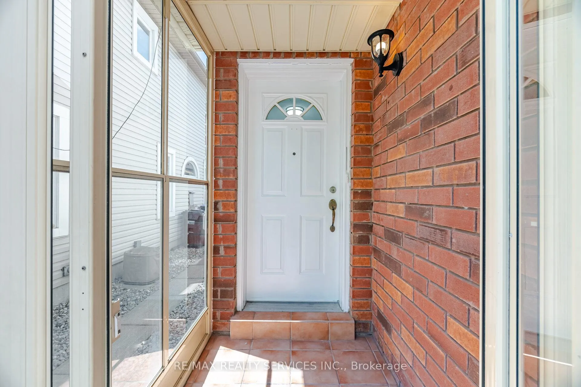 Photo 3 of 54 Yellow Brick Road, Brampton, Brampton North — HOMEH