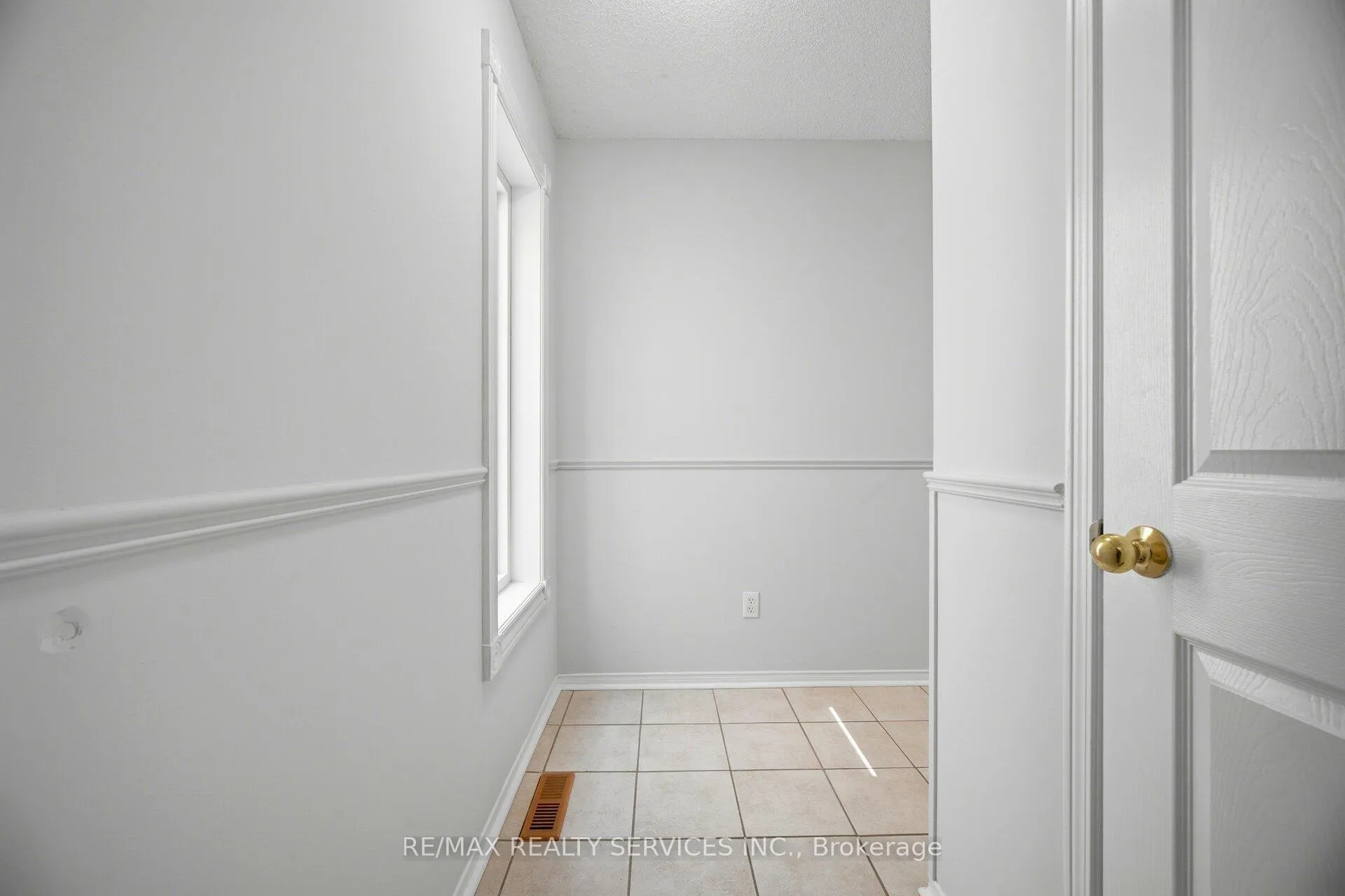 Photo 4 of 54 Yellow Brick Road, Brampton, Brampton North — HOMEH