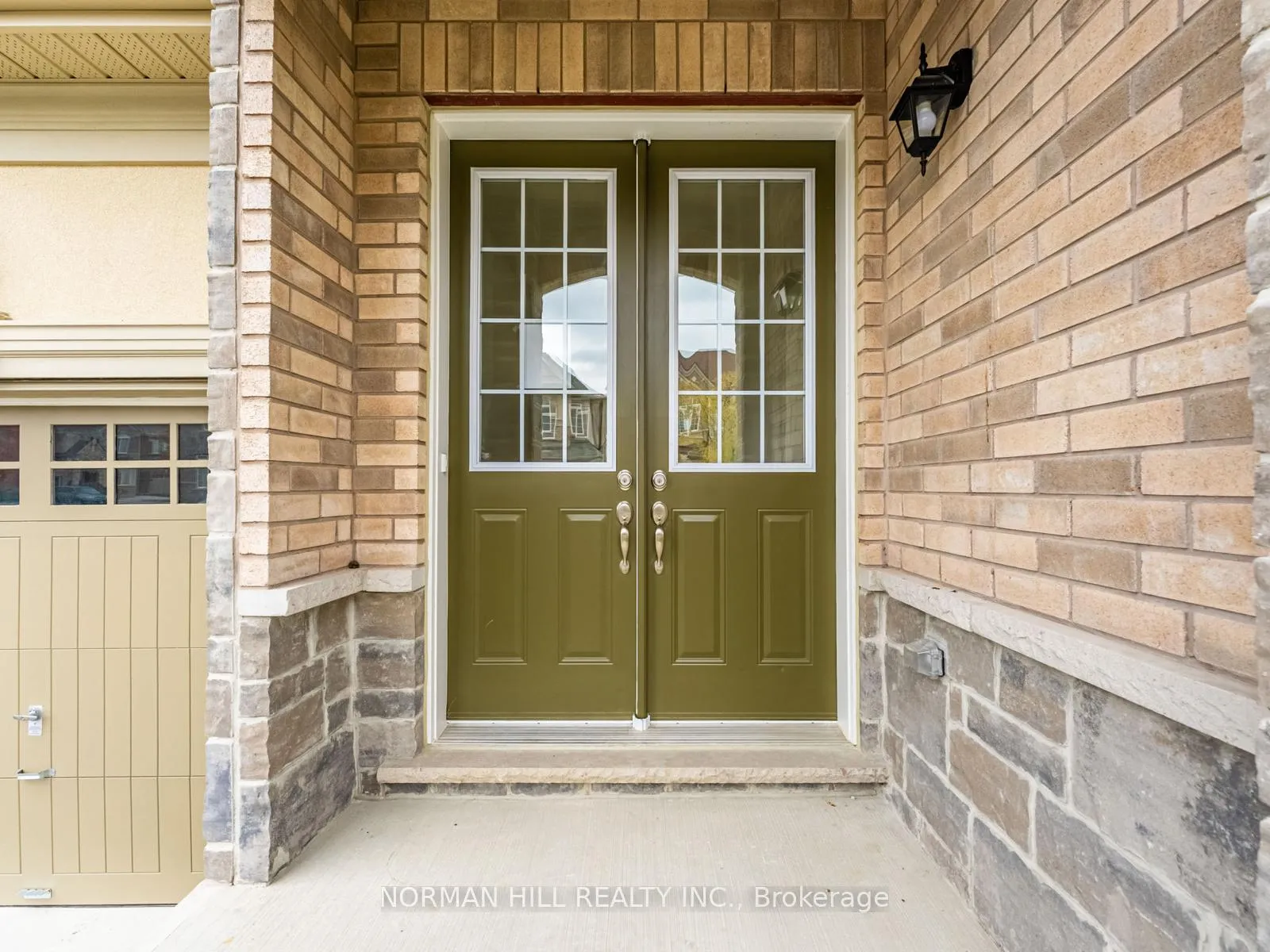 Photo 3 of 23 Lilestone Drive, Brampton, Credit Valley — HOMEH