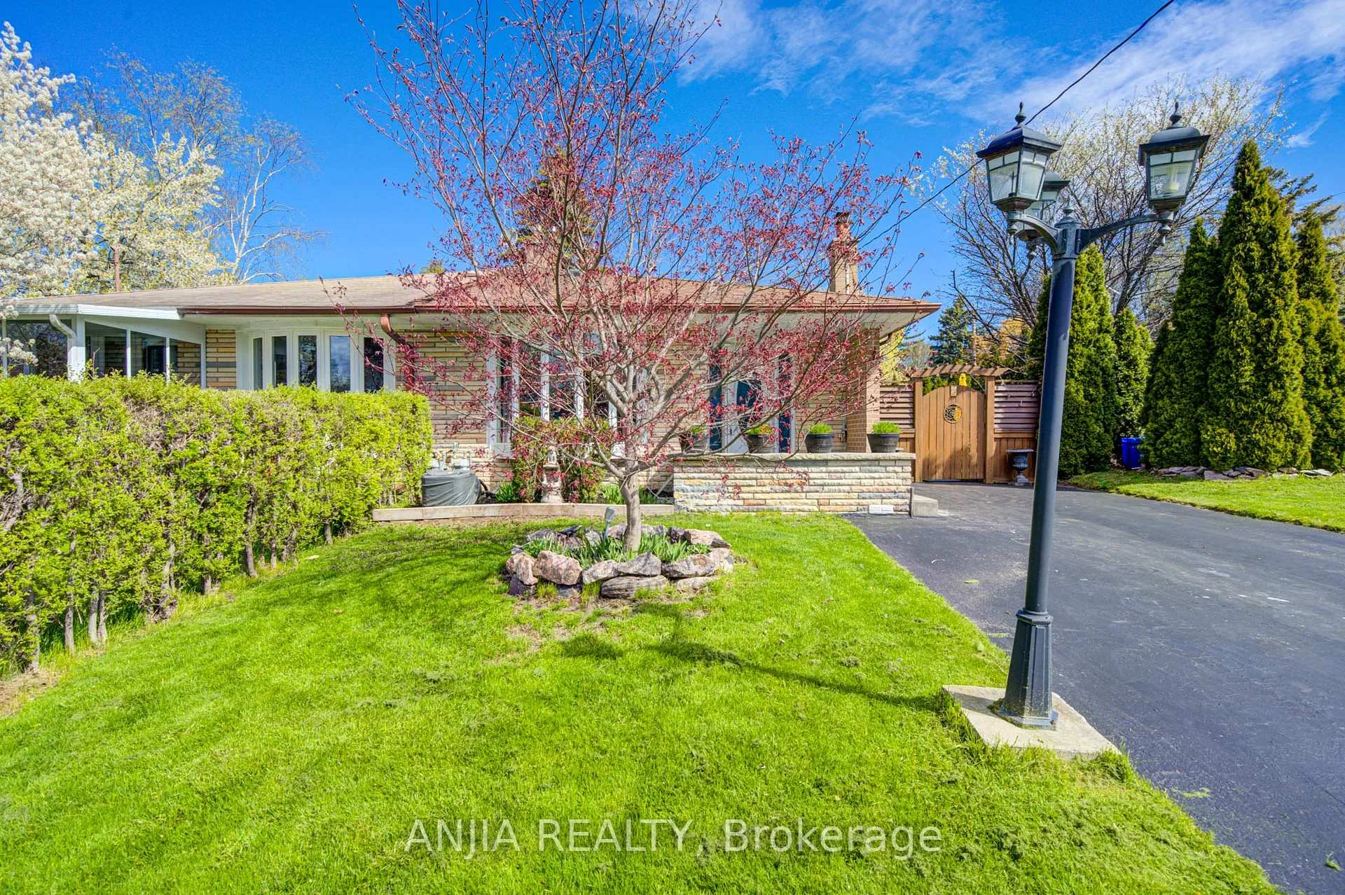 Photo 2 of 24 Friar Tuck Road, Markham, Bullock — HOMEH