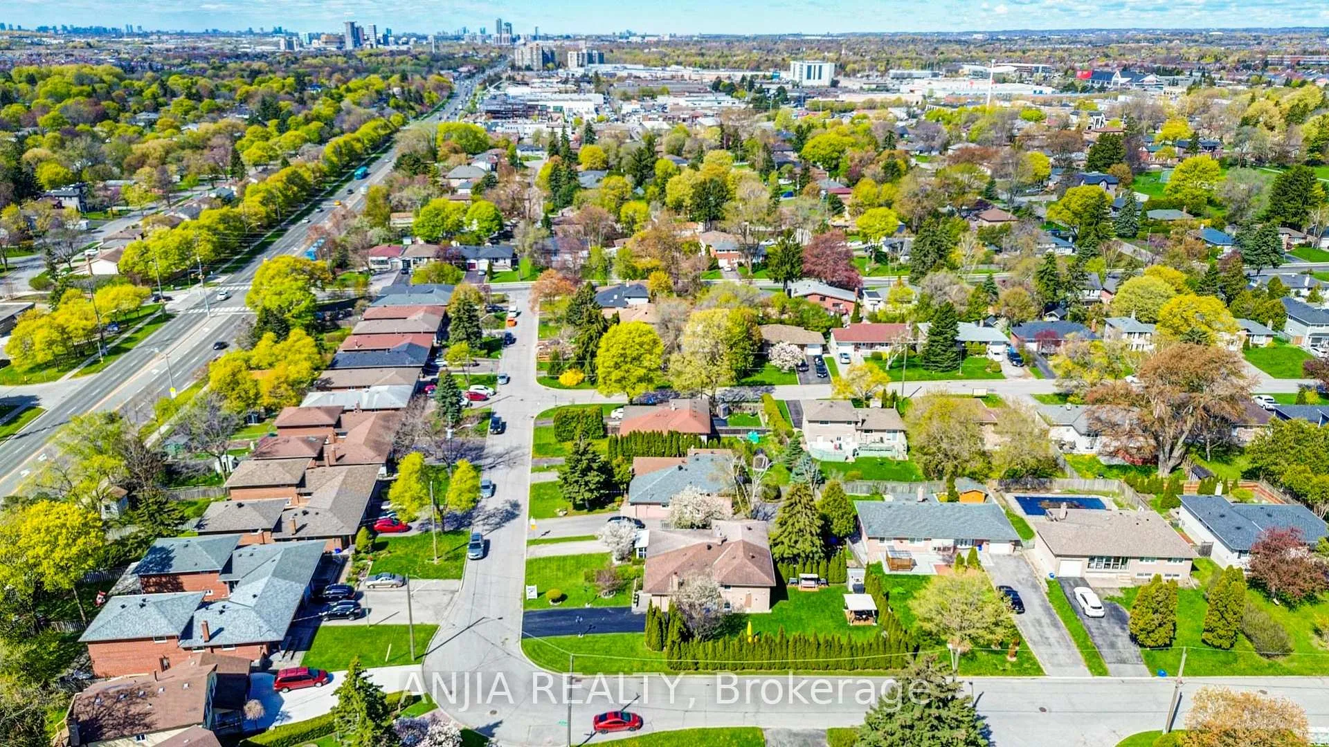 Photo 3 of 24 Friar Tuck Road, Markham, Bullock — HOMEH