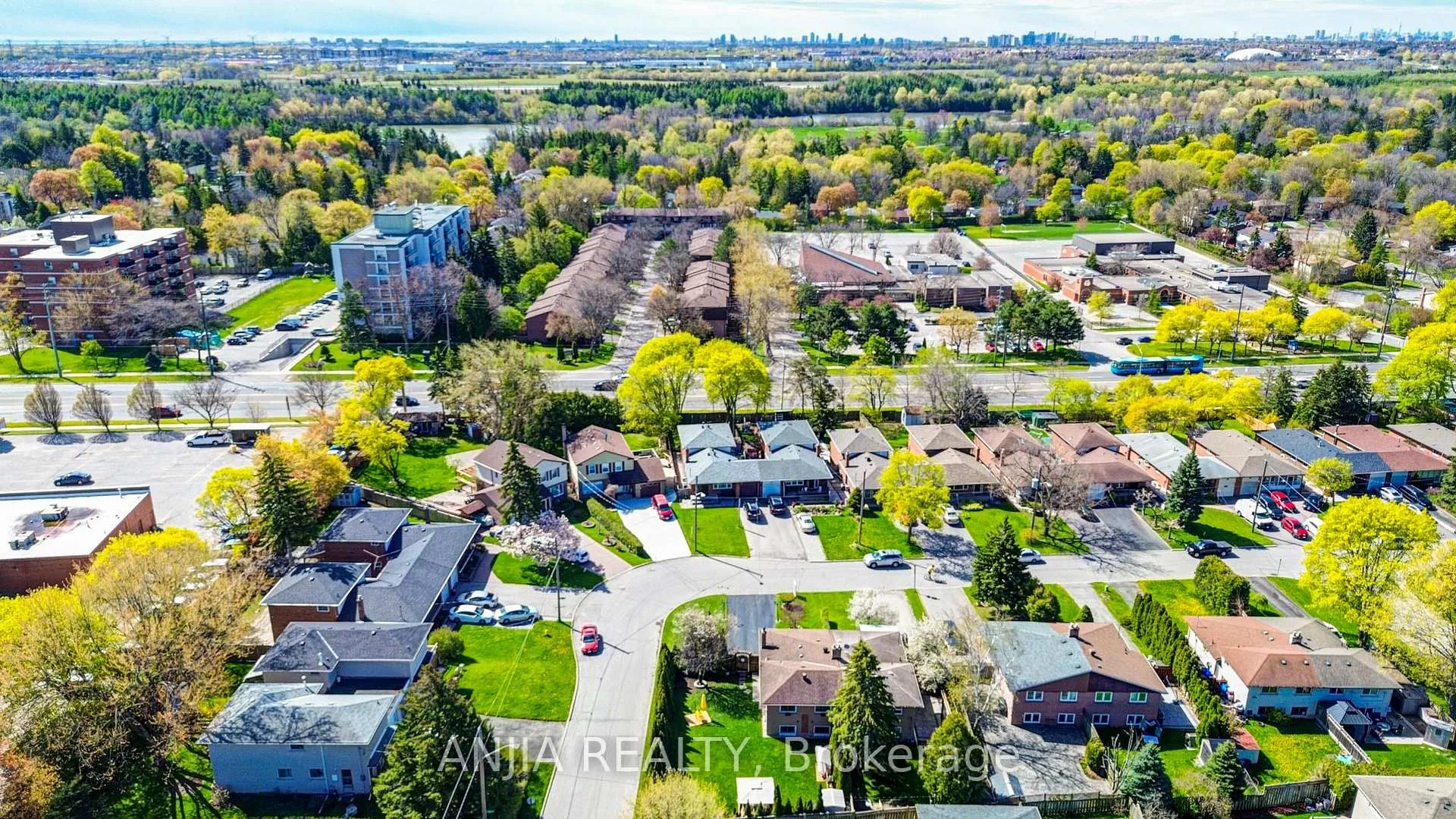 Photo 4 of 24 Friar Tuck Road, Markham, Bullock — HOMEH
