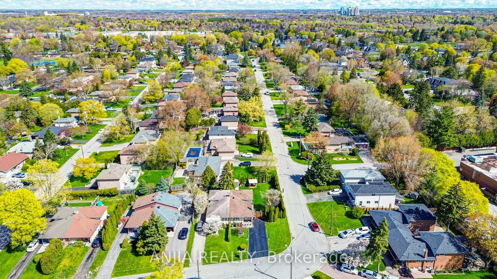 Photo 5 of 24 Friar Tuck Road, Markham, Bullock — HOMEH