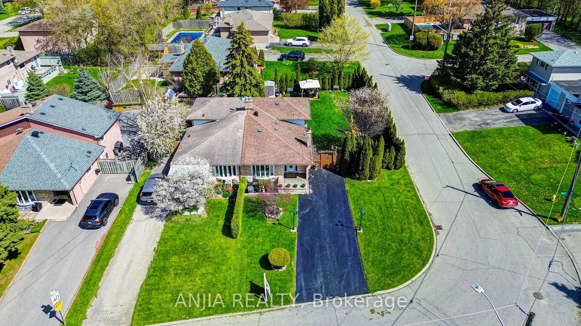 Photo 6 of 24 Friar Tuck Road, Markham, Bullock — HOMEH