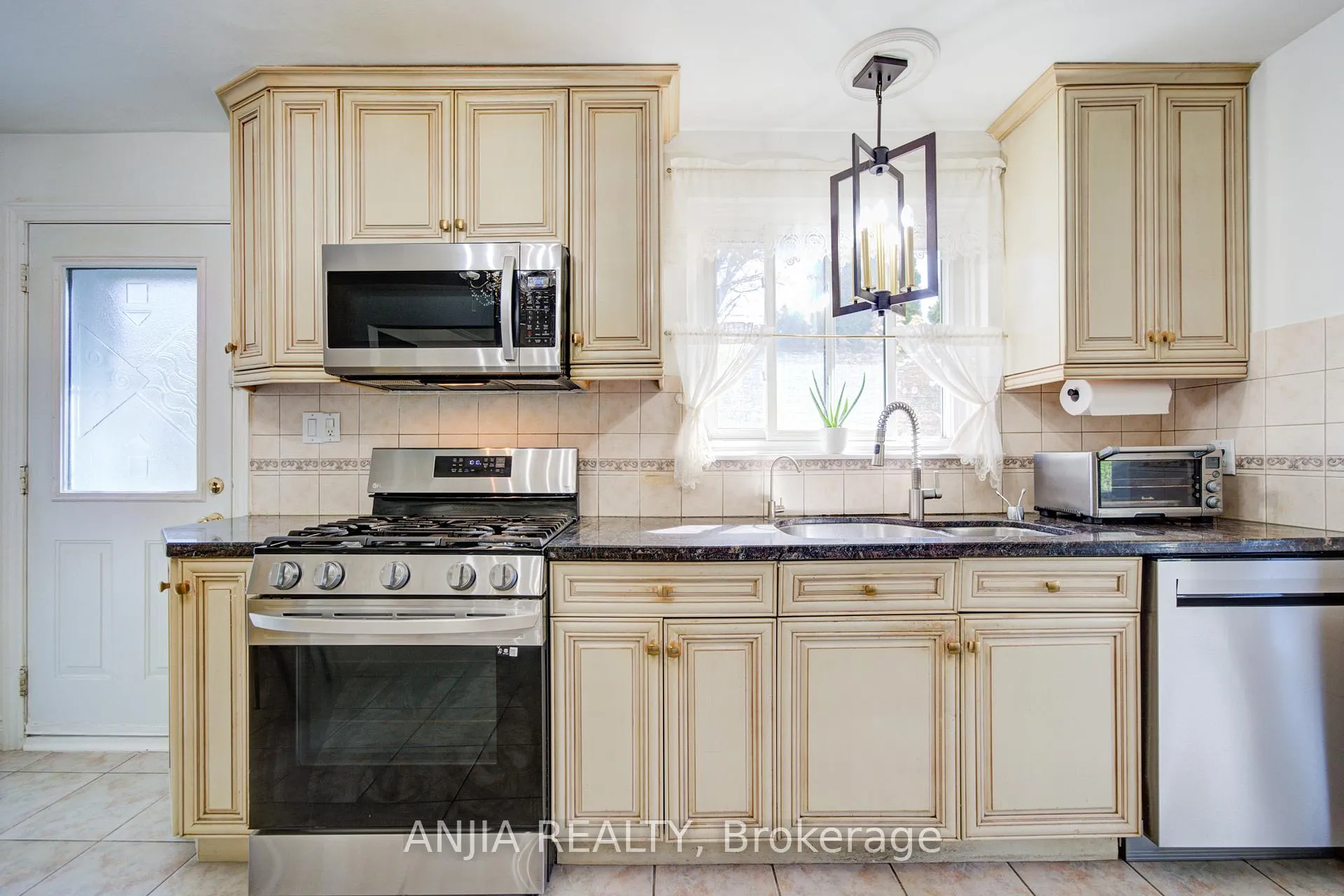 Photo 11 of 24 Friar Tuck Road, Markham, Bullock — HOMEH