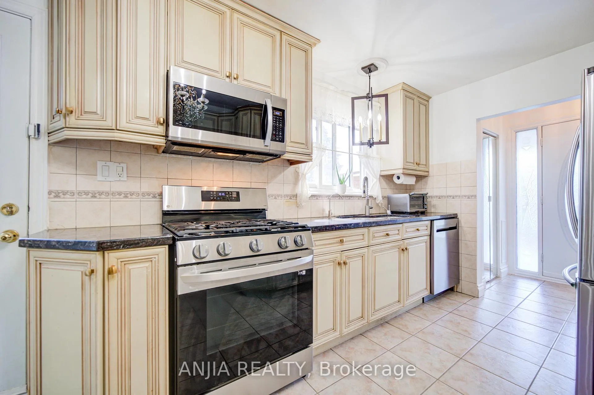 Photo 12 of 24 Friar Tuck Road, Markham, Bullock — HOMEH
