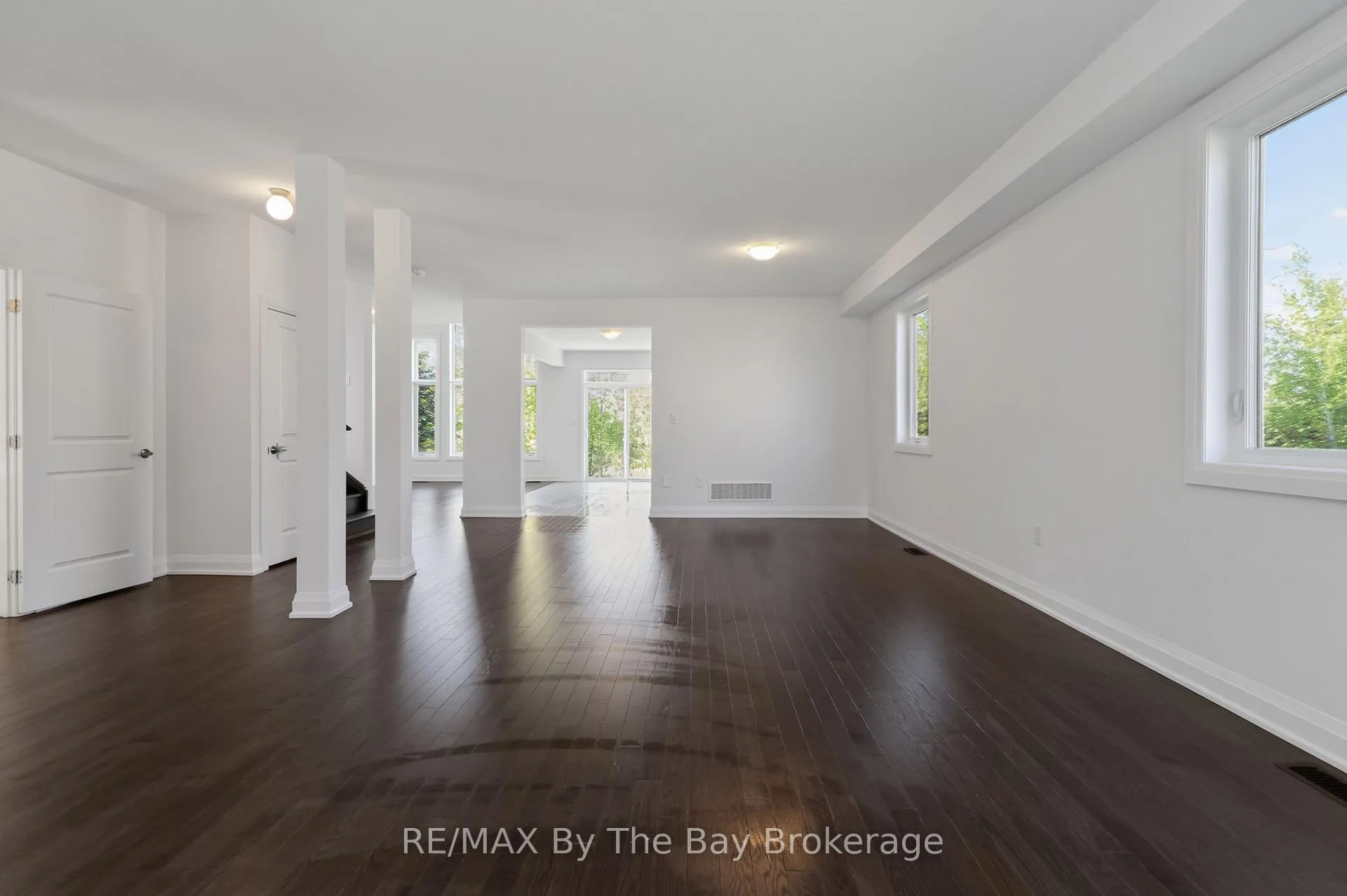 Photo 5 of 52 Amber Drive, Wasaga Beach — HOMEH