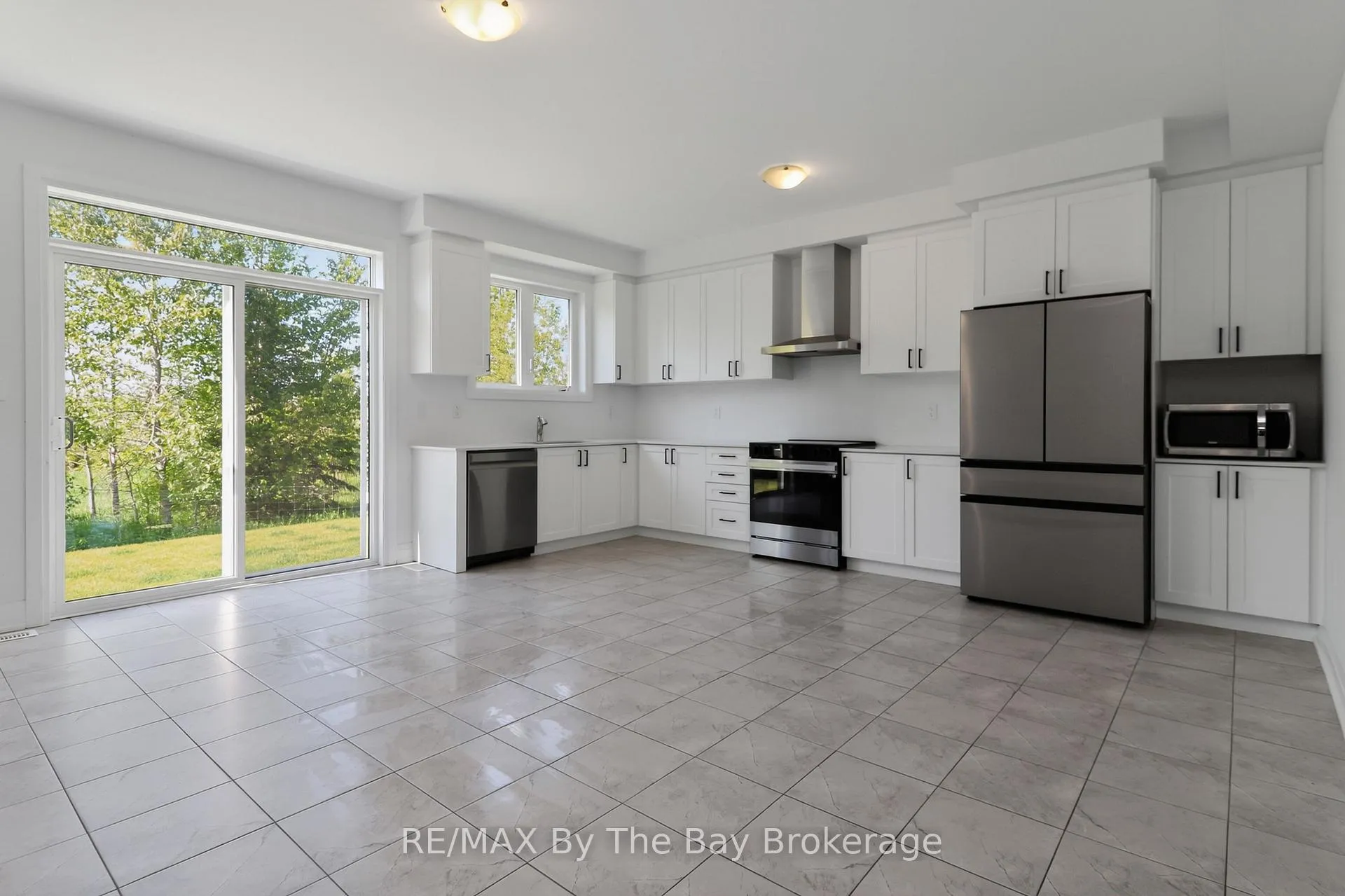 Photo 15 of 52 Amber Drive, Wasaga Beach — HOMEH