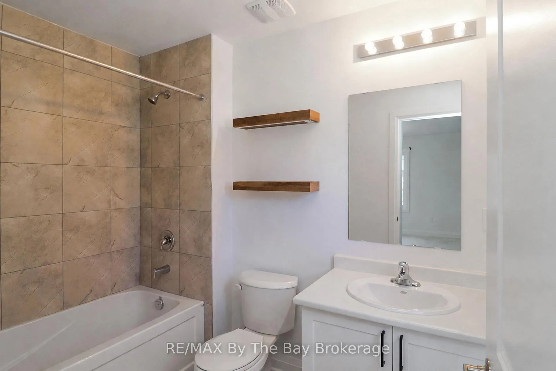 Photo 44 of 52 Amber Drive, Wasaga Beach — HOMEH