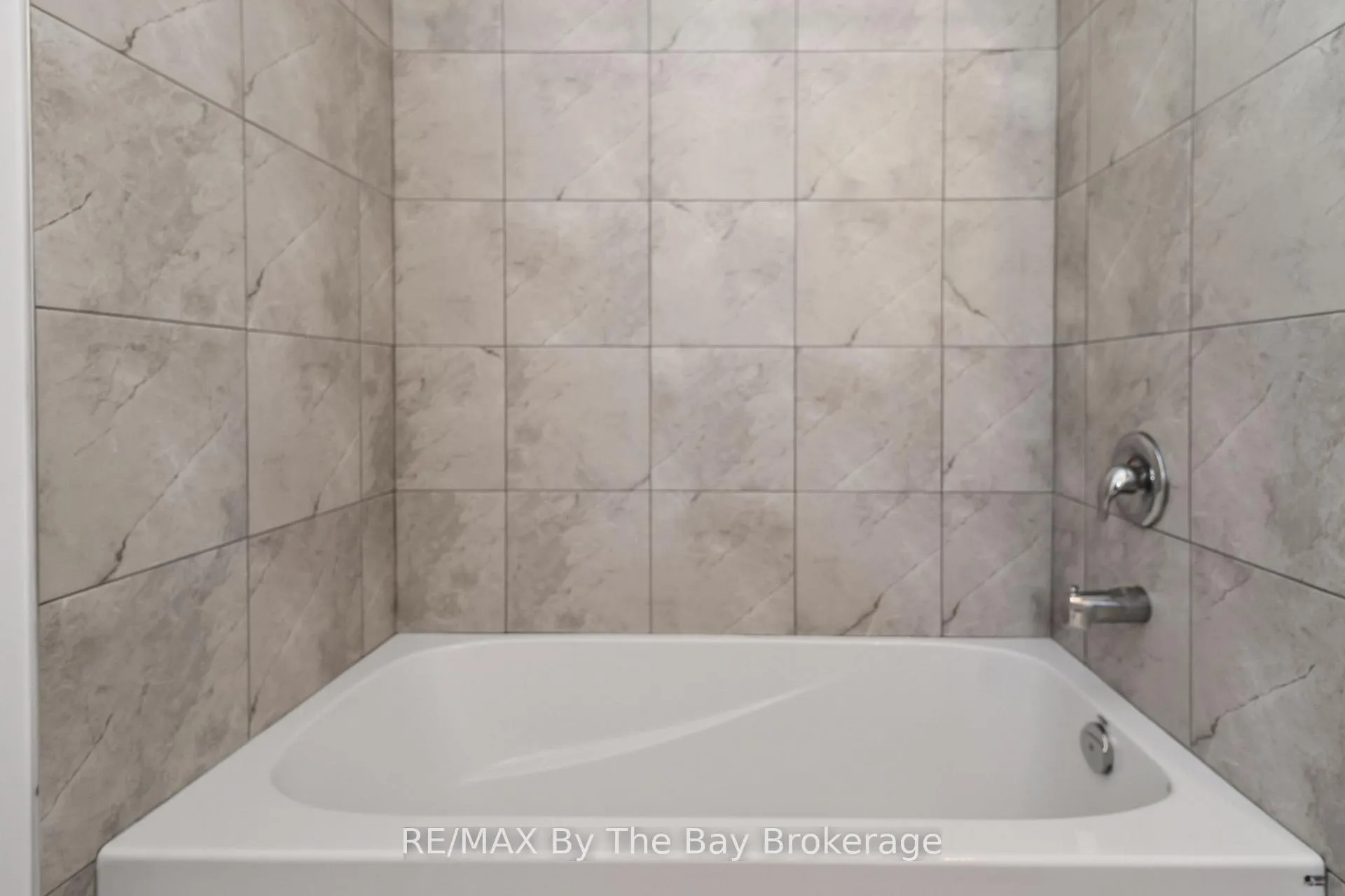 Photo 45 of 52 Amber Drive, Wasaga Beach — HOMEH