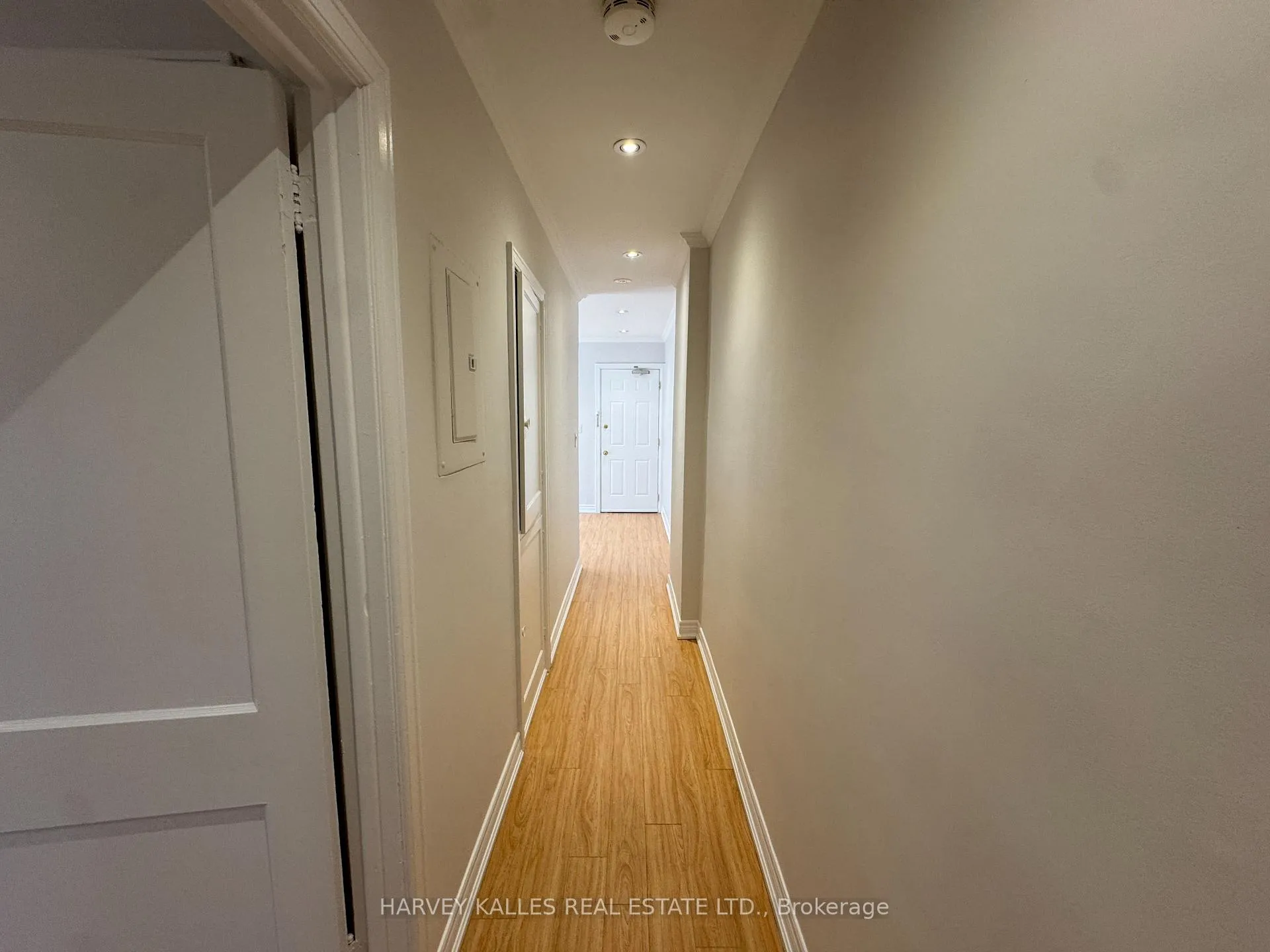 Photo 5 of Unit Upper, 38 Strathgowan Avenue, Toronto, Lawrence Park South — HOMEH