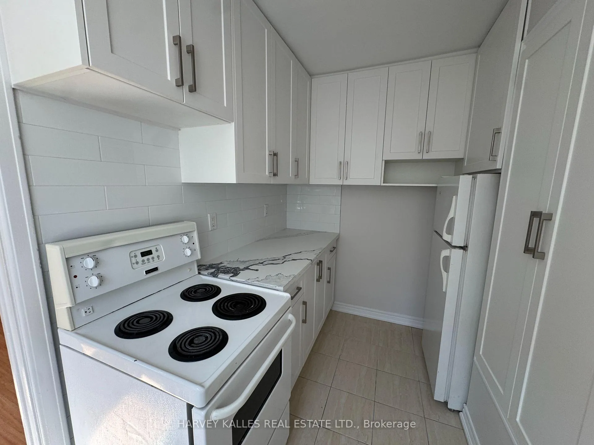 Photo 7 of Unit Upper, 38 Strathgowan Avenue, Toronto, Lawrence Park South — HOMEH