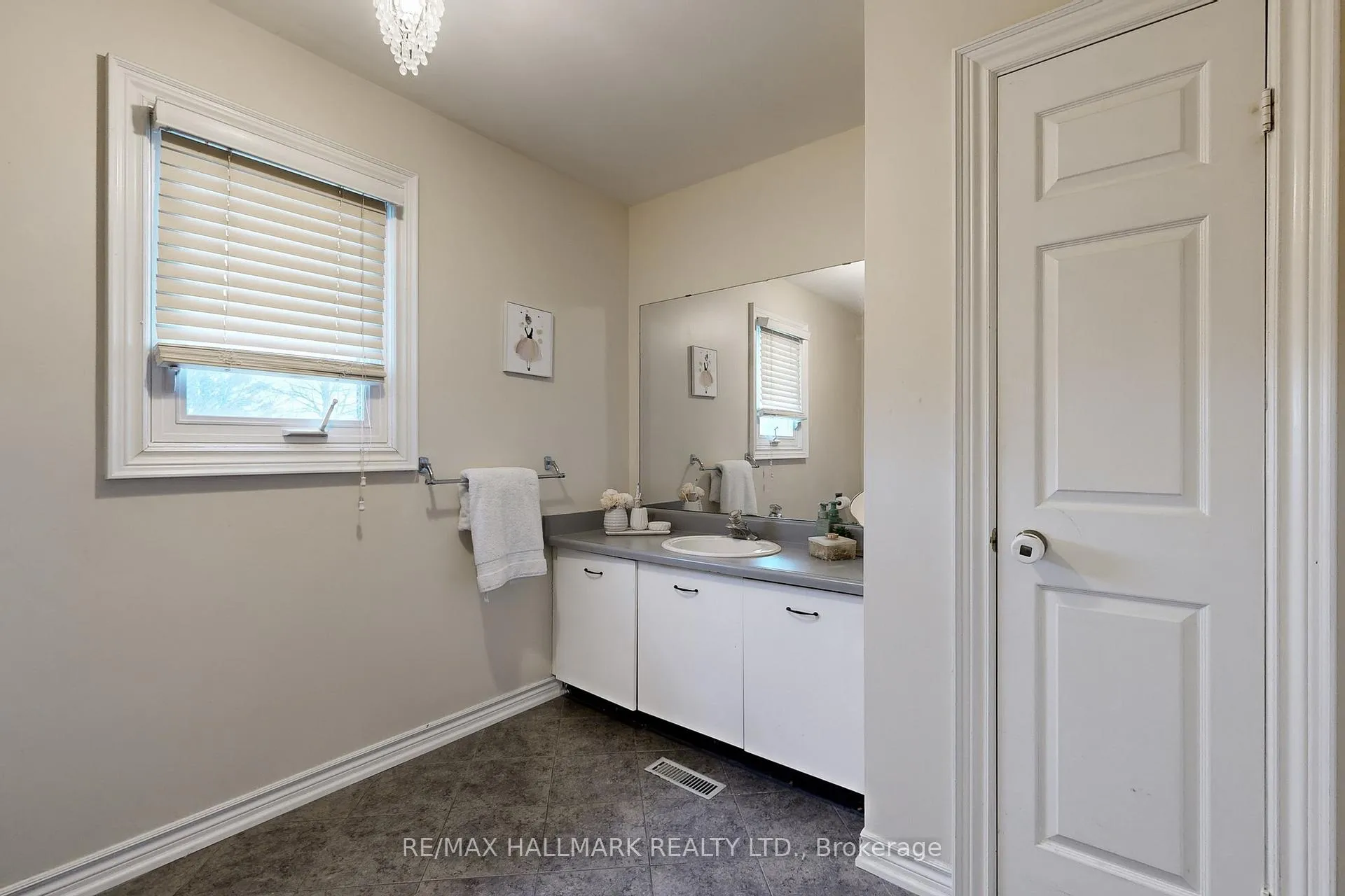 Photo 34 of 87 Autumn Way, Aurora, Aurora Heights — HOMEH