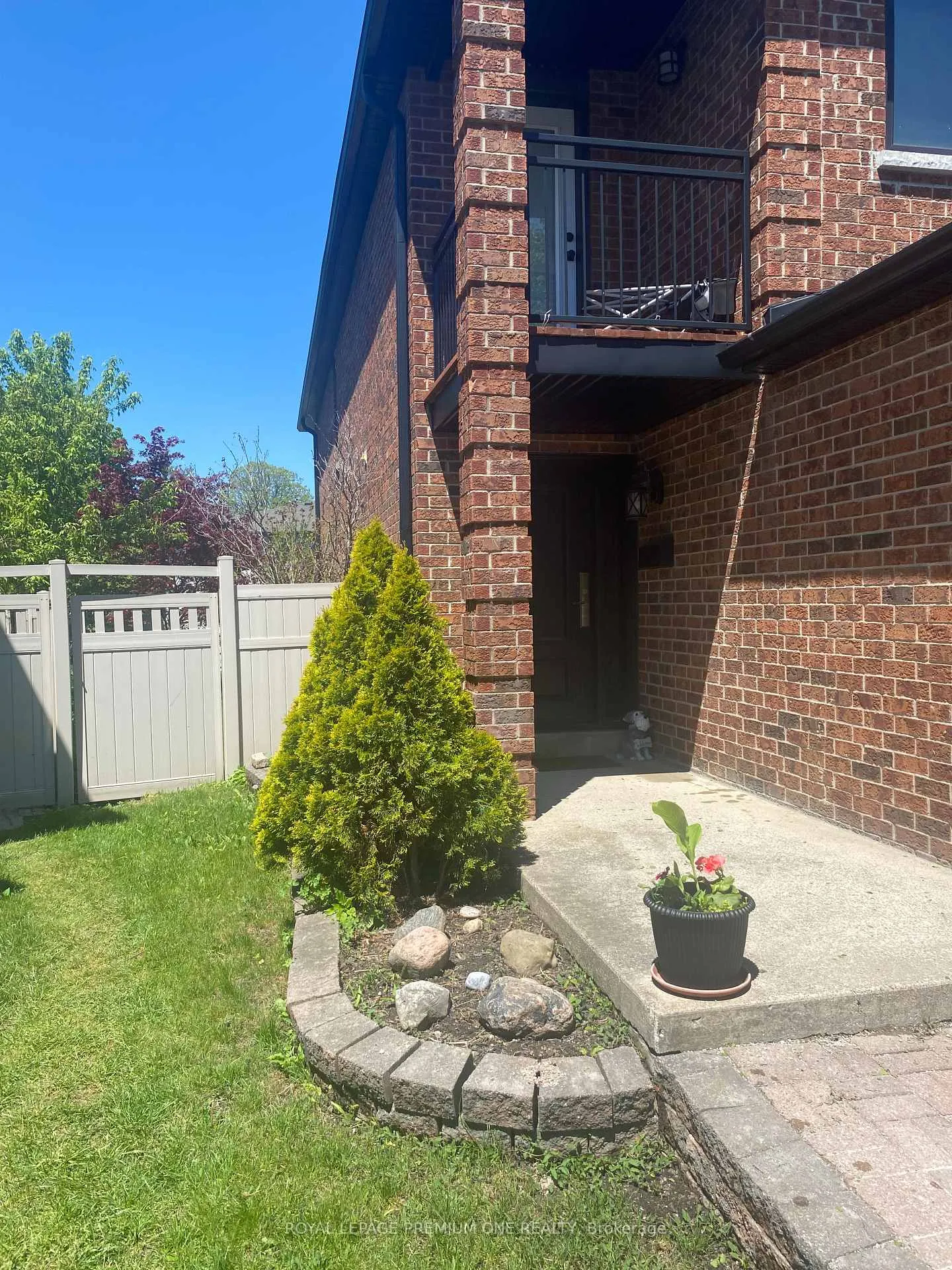 Photo 2 of 16 Muzzo Court, Vaughan, East Woodbridge — HOMEH