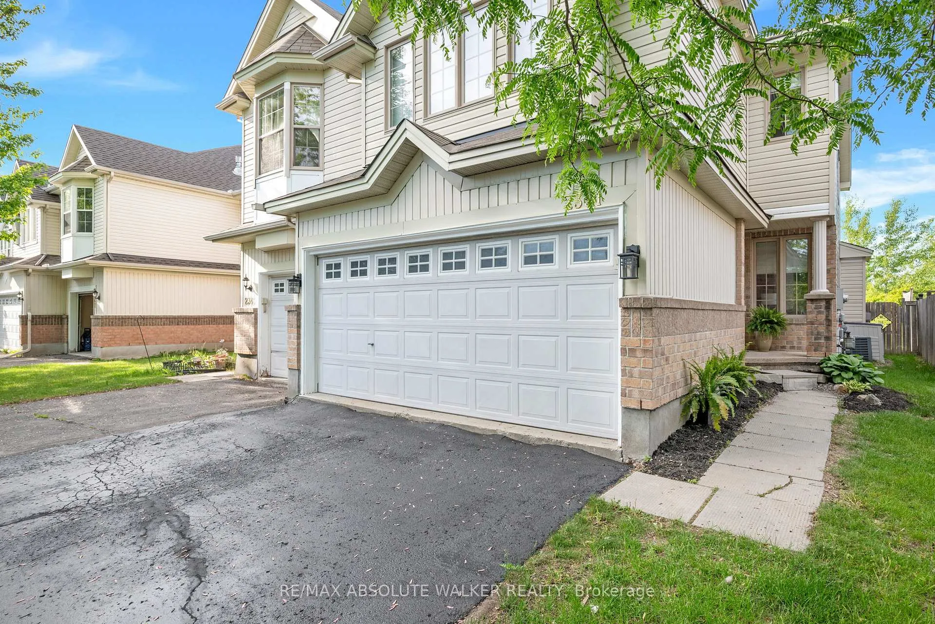 Photo 3 of 2351 Glandriel Crescent, Ottawa, Springridge/East Village — HOMEH