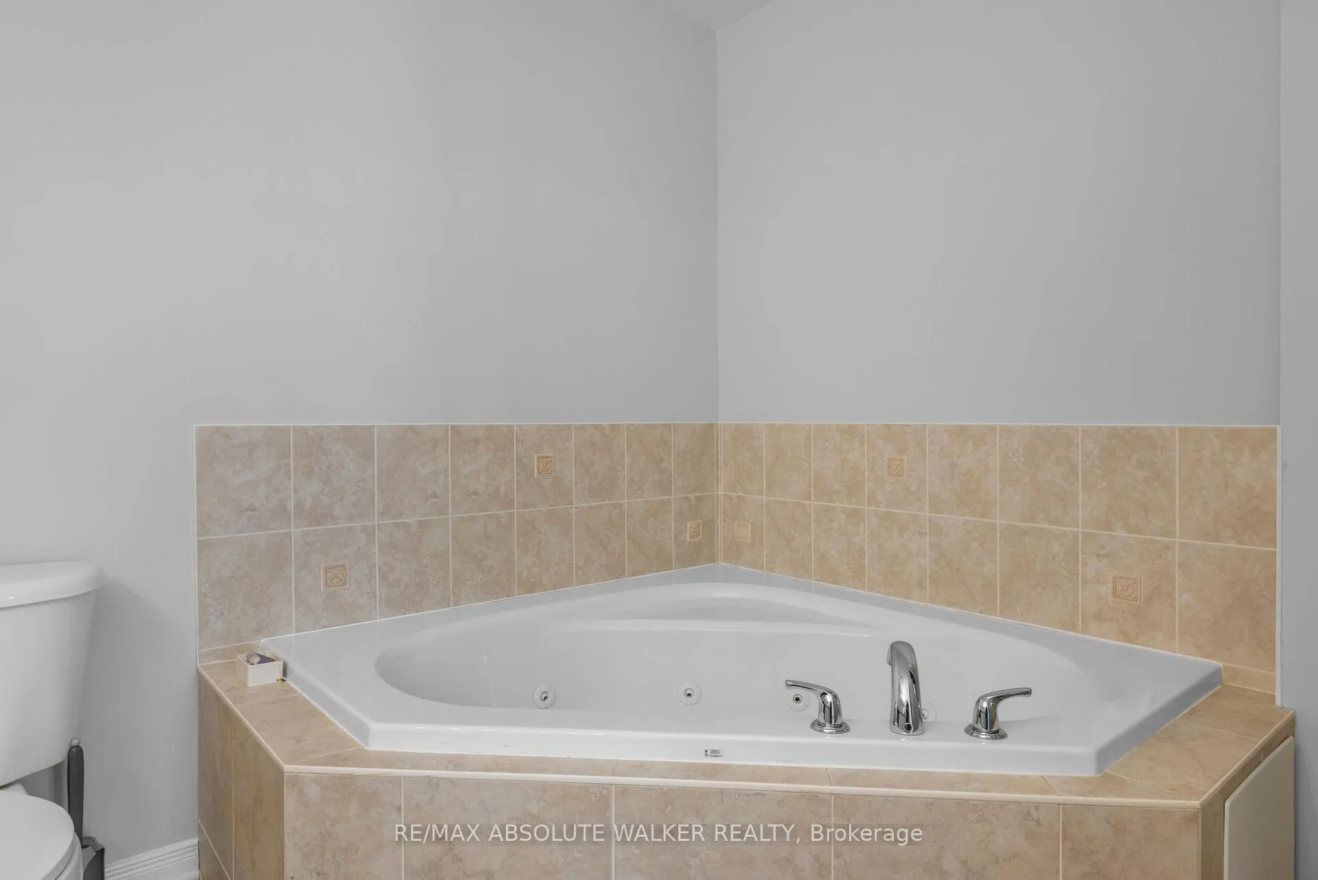 Photo 24 of 2351 Glandriel Crescent, Ottawa, Springridge/East Village — HOMEH
