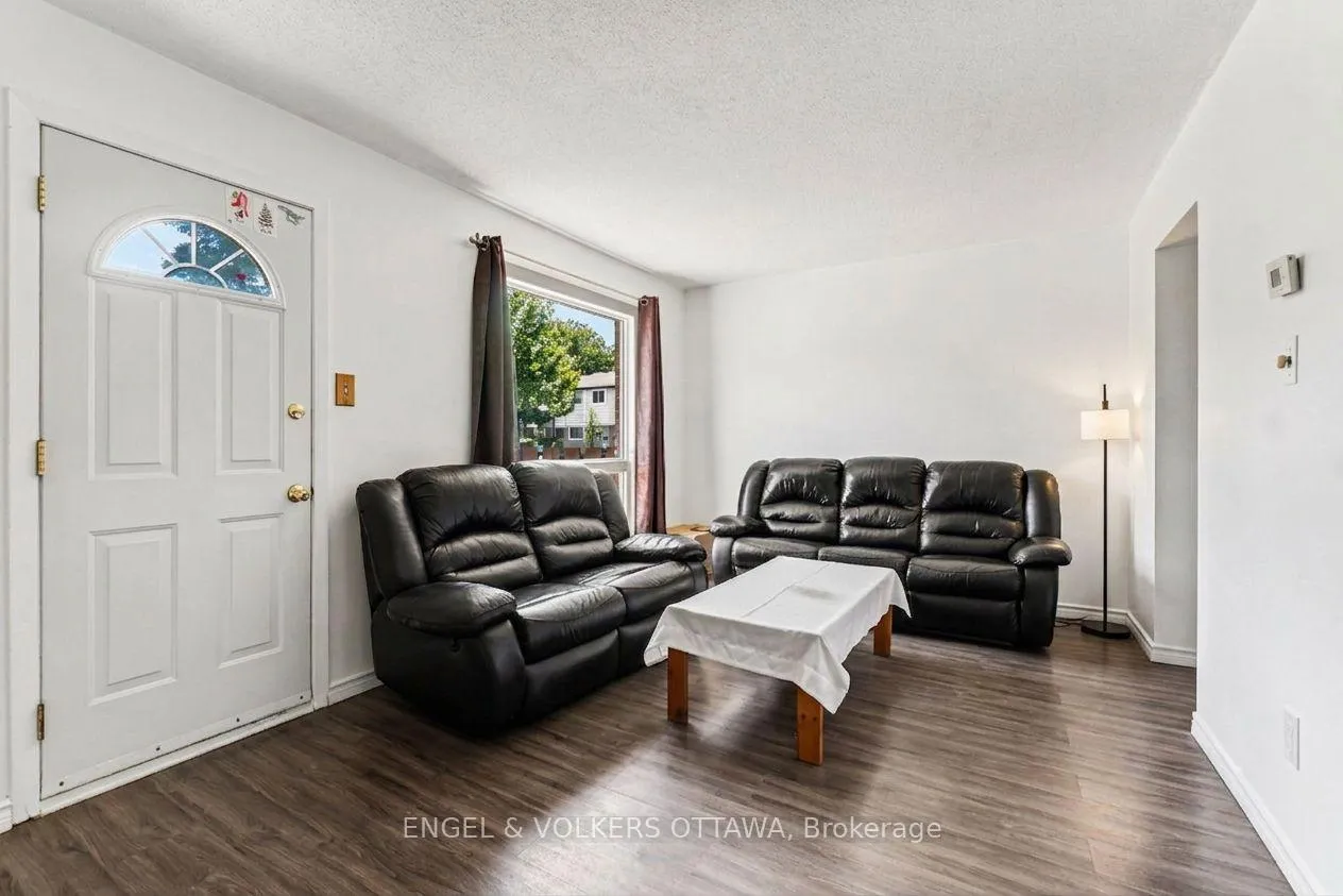 Photo 2 of 4557 Dora Crescent, Ottawa, Cyrville — HOMEH