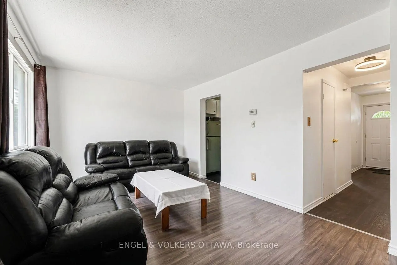 Photo 3 of 4557 Dora Crescent, Ottawa, Cyrville — HOMEH