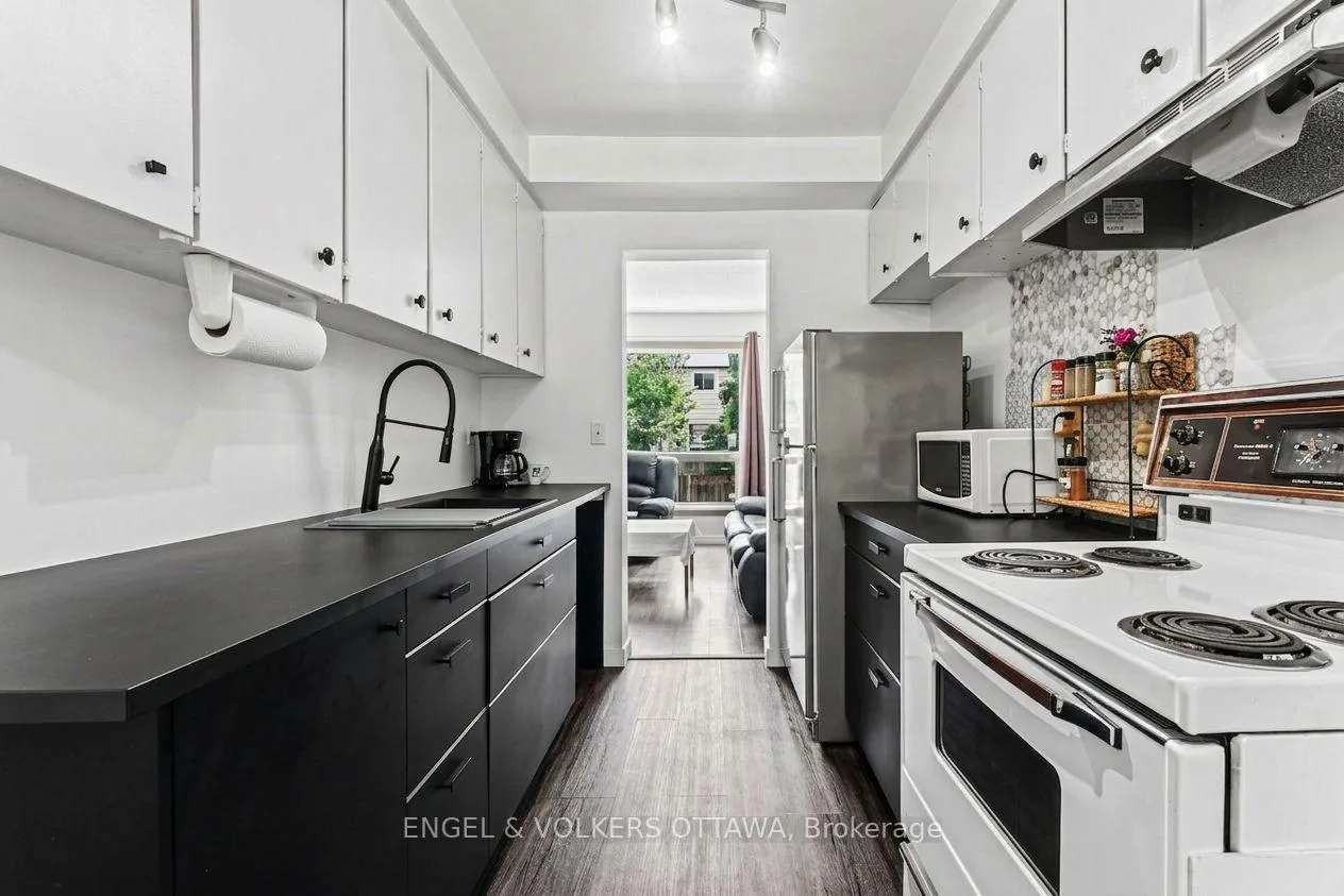 Photo 5 of 4557 Dora Crescent, Ottawa, Cyrville — HOMEH