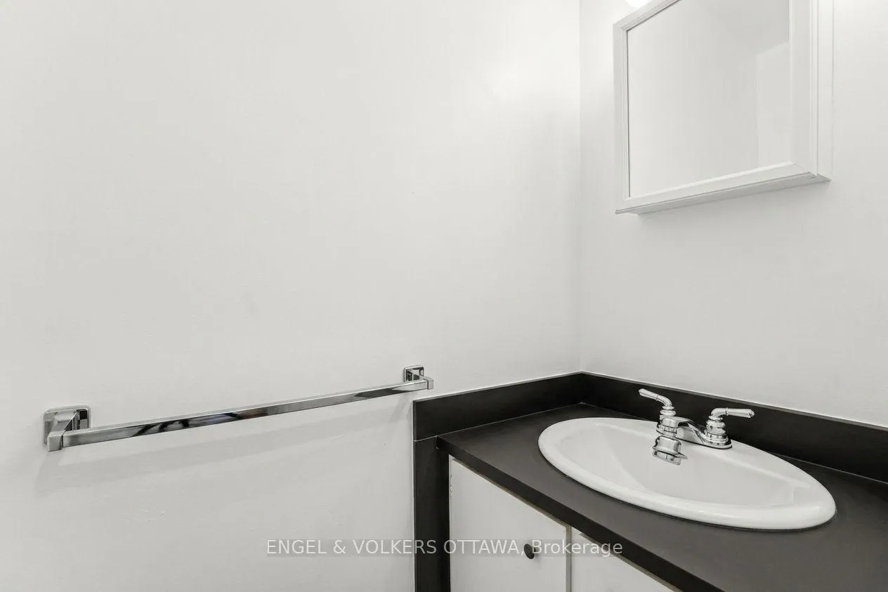 Photo 9 of 4557 Dora Crescent, Ottawa, Cyrville — HOMEH
