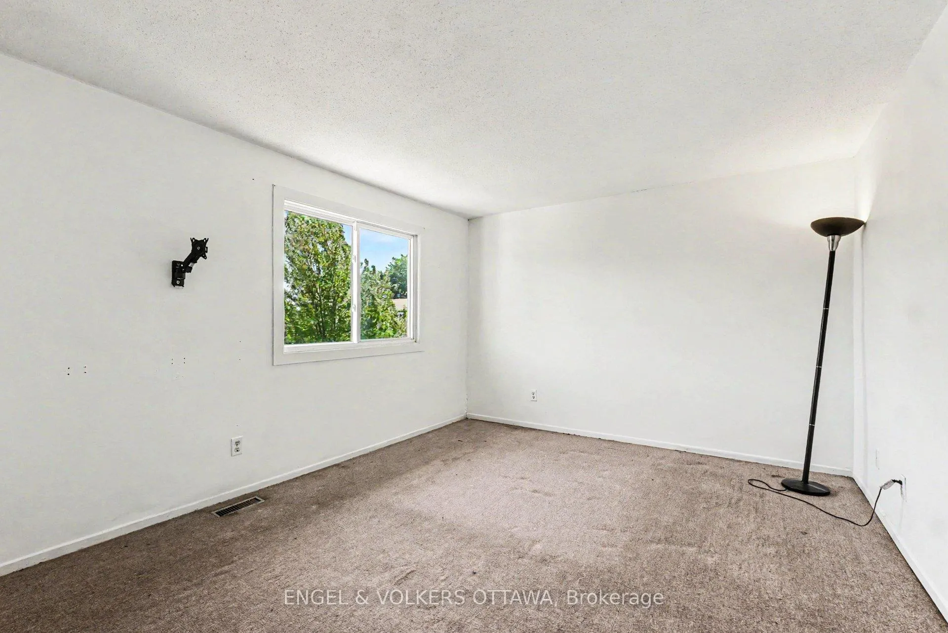 Photo 10 of 4557 Dora Crescent, Ottawa, Cyrville — HOMEH