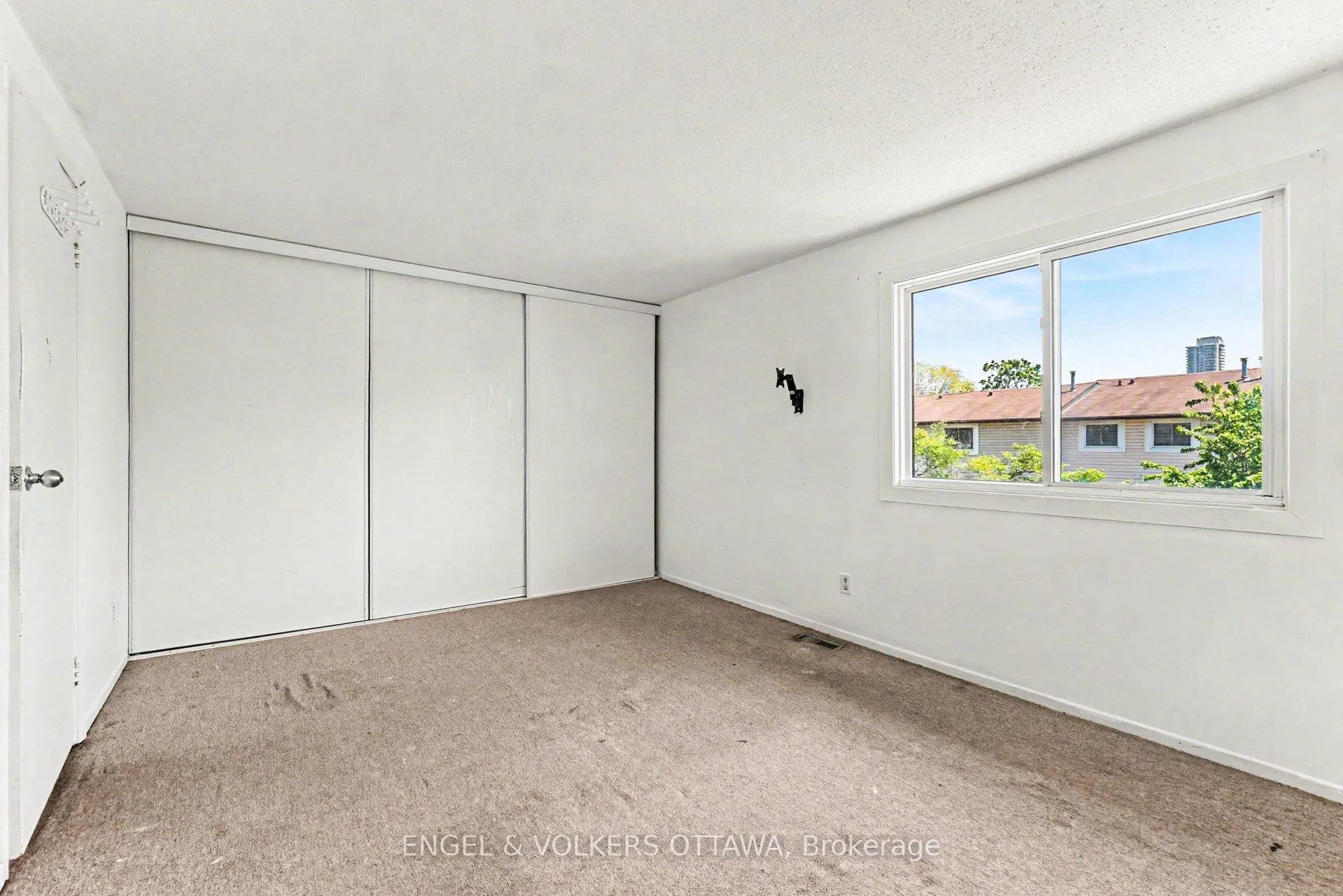 Photo 11 of 4557 Dora Crescent, Ottawa, Cyrville — HOMEH
