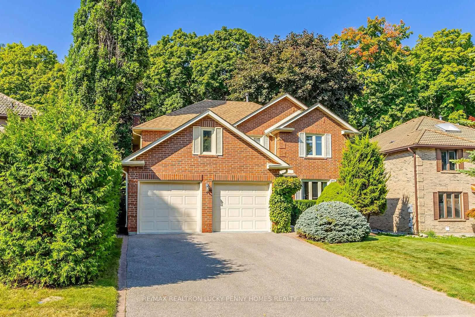 Photo 2 of 4 McPhail Court, Markham, Buttonville — HOMEH