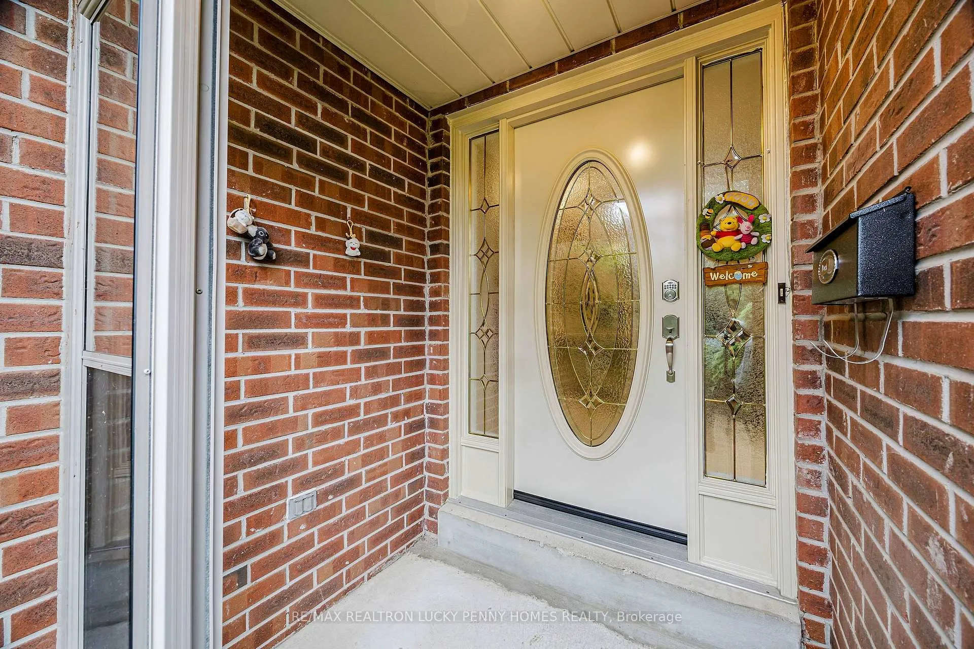 Photo 3 of 4 McPhail Court, Markham, Buttonville — HOMEH