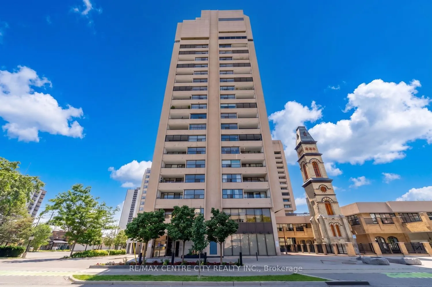Front of Unit 901, 389 Dundas Street